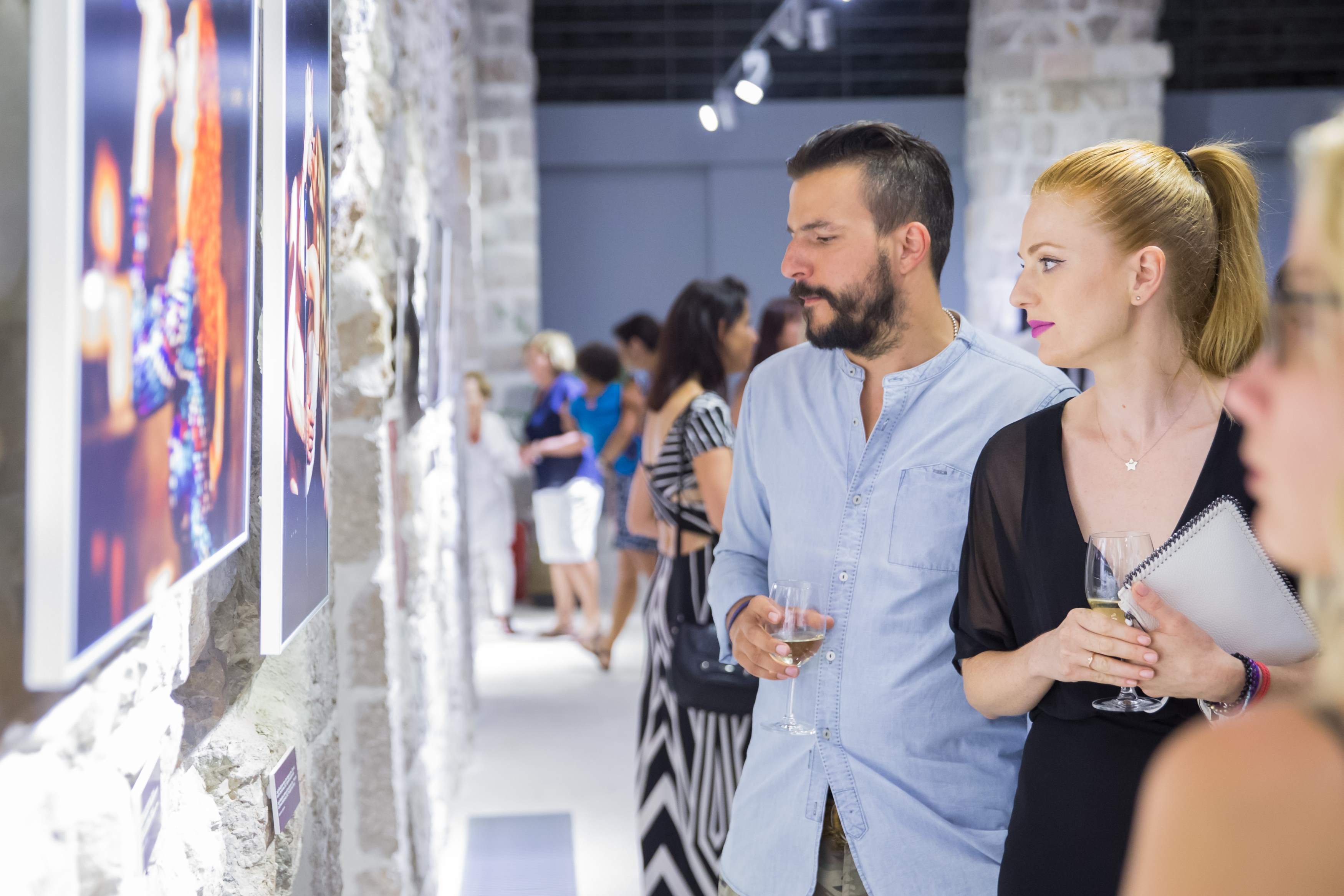 Nataša Janjić na otvorenje izložbe fotografija Mare Bratoš i Dejana Stokića