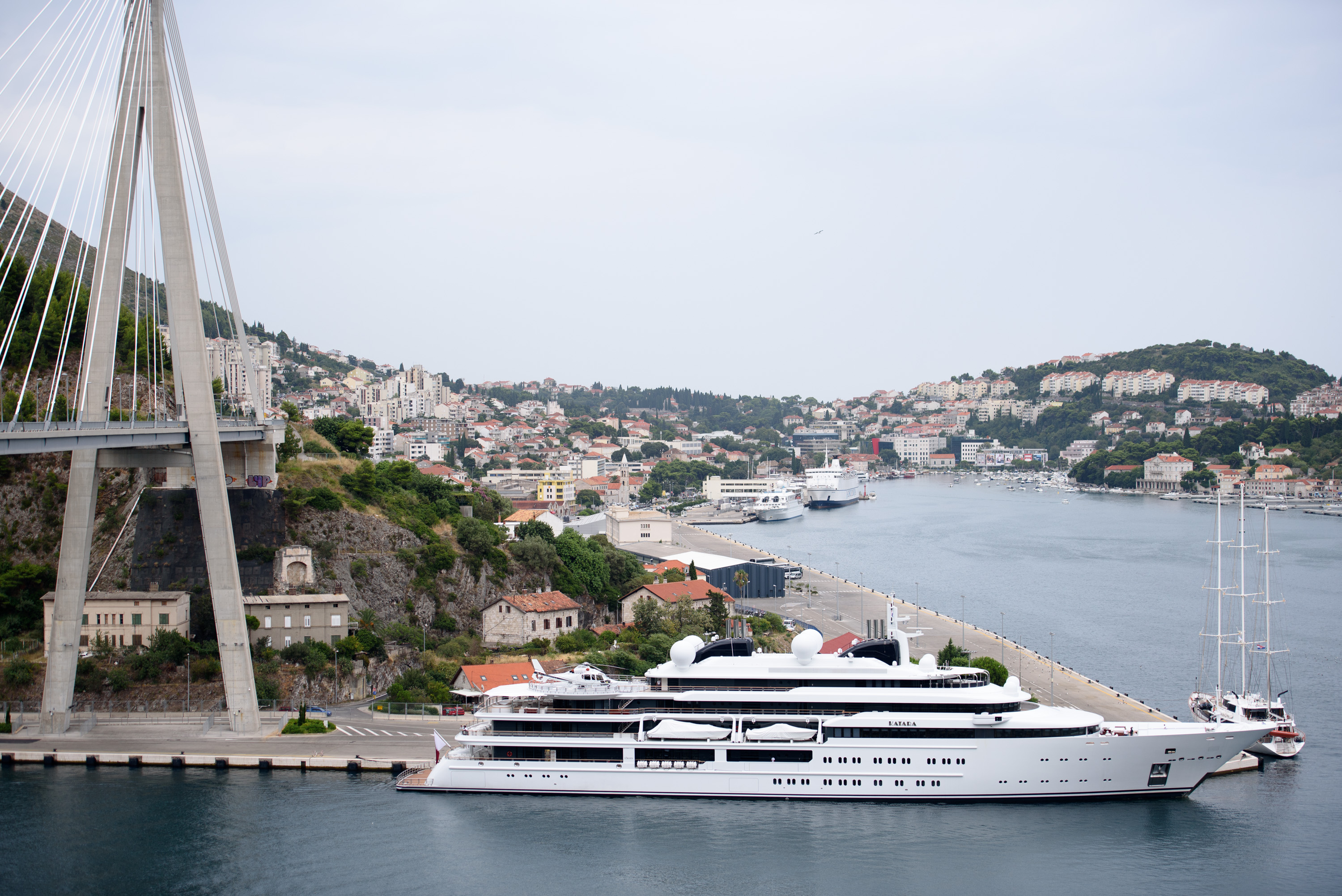 Superjahta Katara od 125m u vlasništvu katarskog šeika Hamada bin Khalifa Al Thanija jutros je uplovila u grušku luku