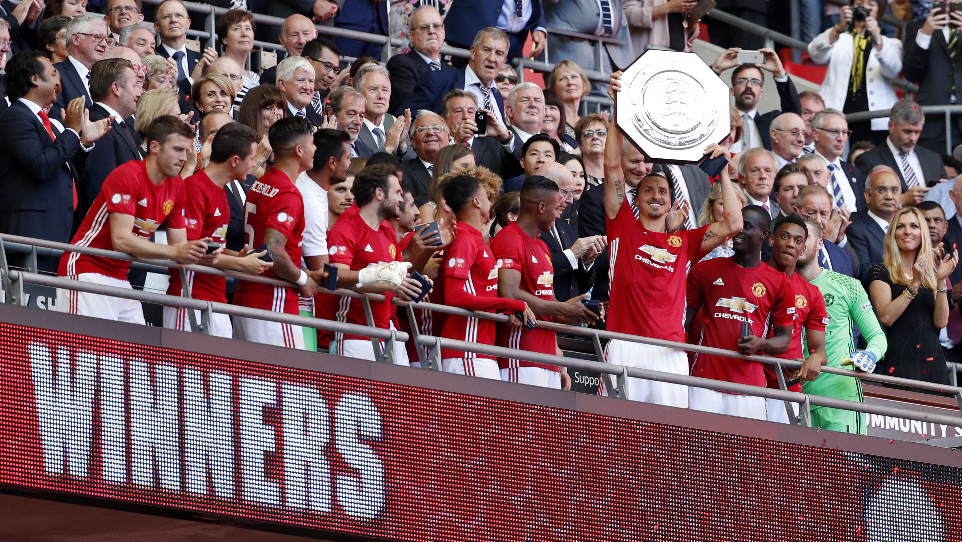 2016-08-07T171131Z_113591491_MT1ACI14507094_RTRMADP_3_SOCCER-ENGLAND-LEI-MUNCOMMUNITYSHIELD