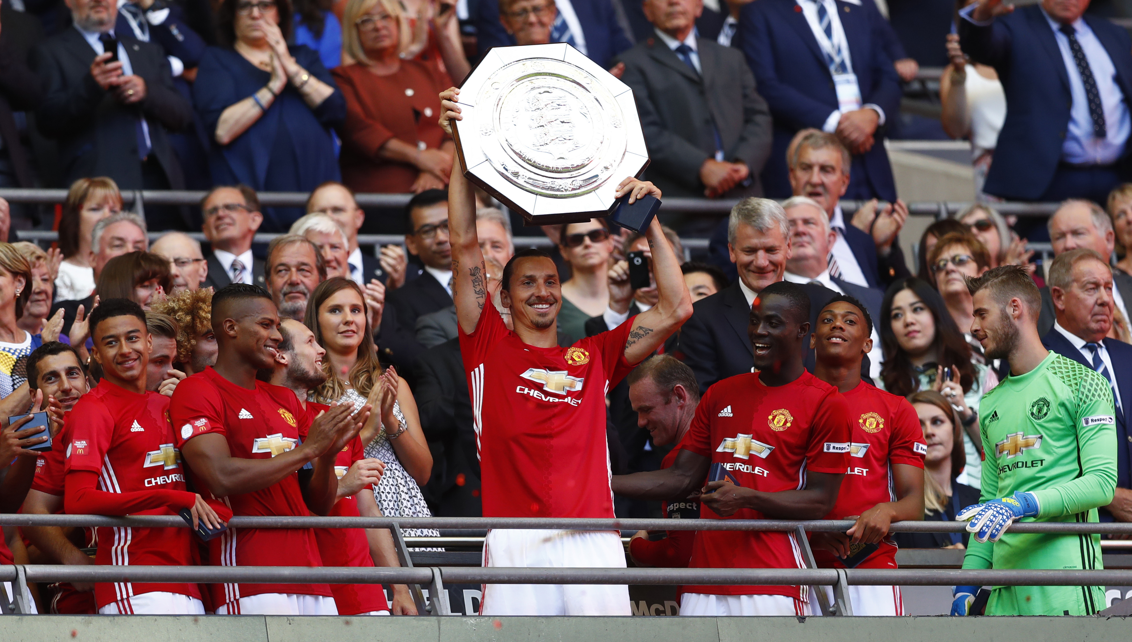 2016-08-07T172913Z_113592553_MT1ACI14507253_RTRMADP_3_SOCCER-ENGLAND-LEI-MUNCOMMUNITYSHIELD