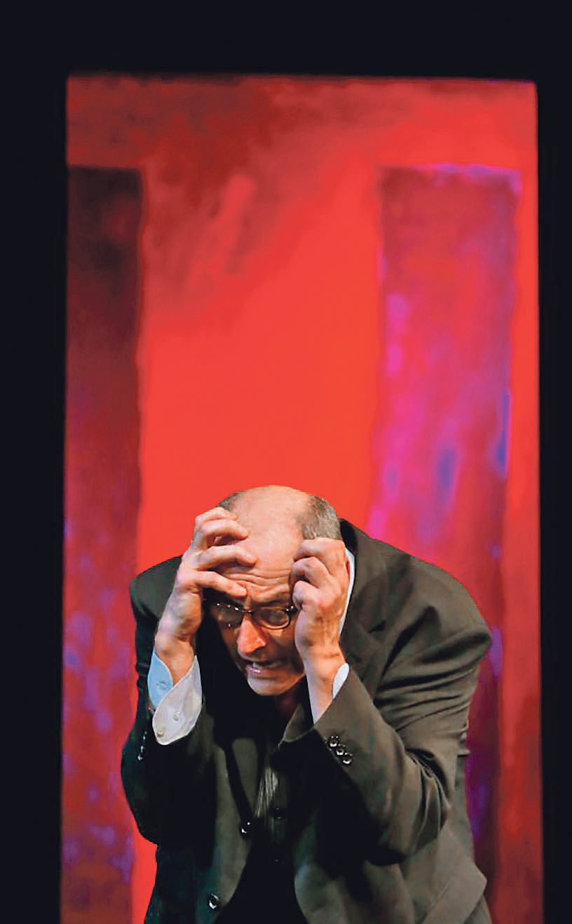 Siniša Popović na sceni sa crno-crvenim tragovima djela Marka Rotha