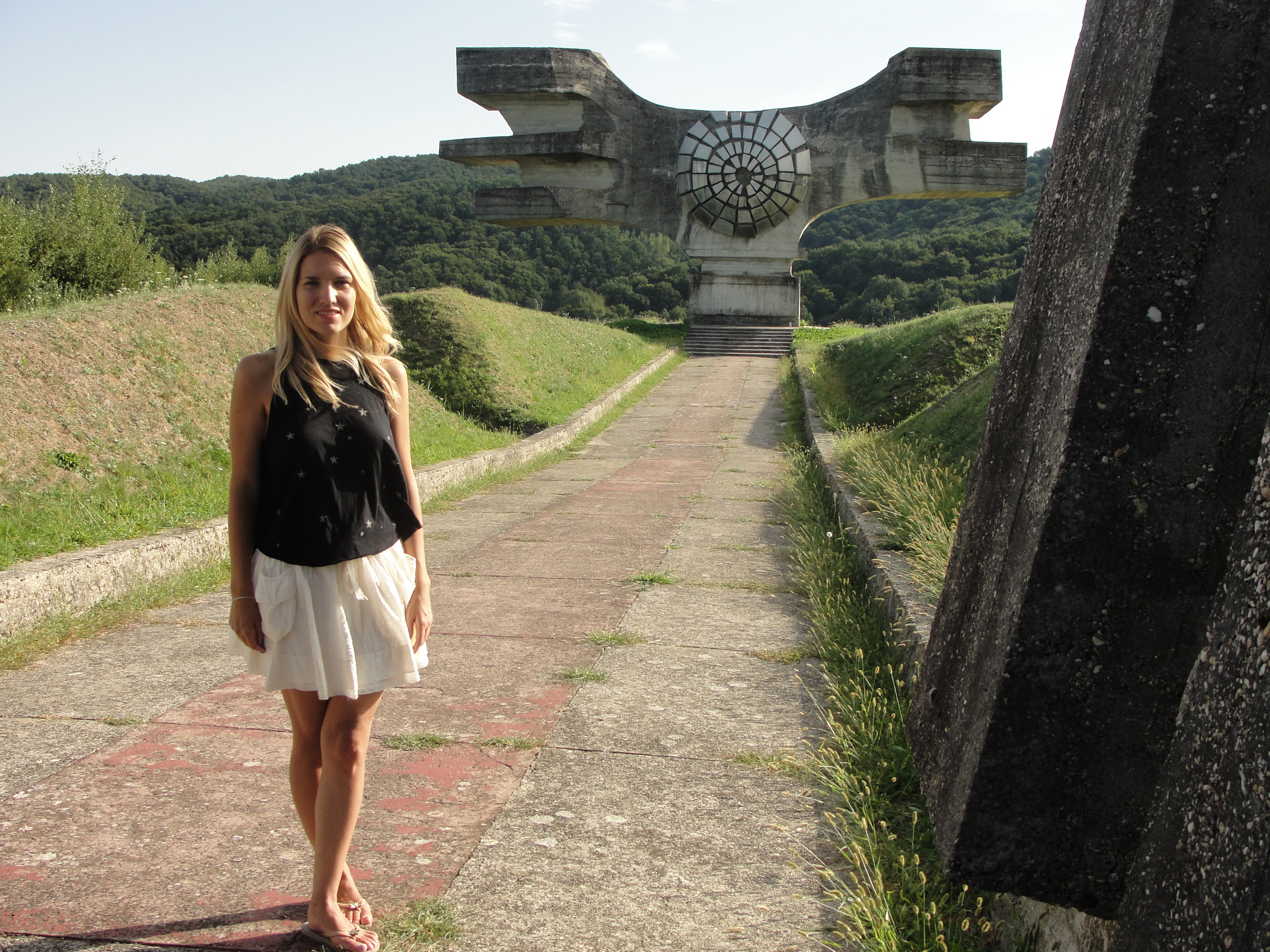 Irena Škorić ispred skulpture Dušana Džamonje u Podgariću