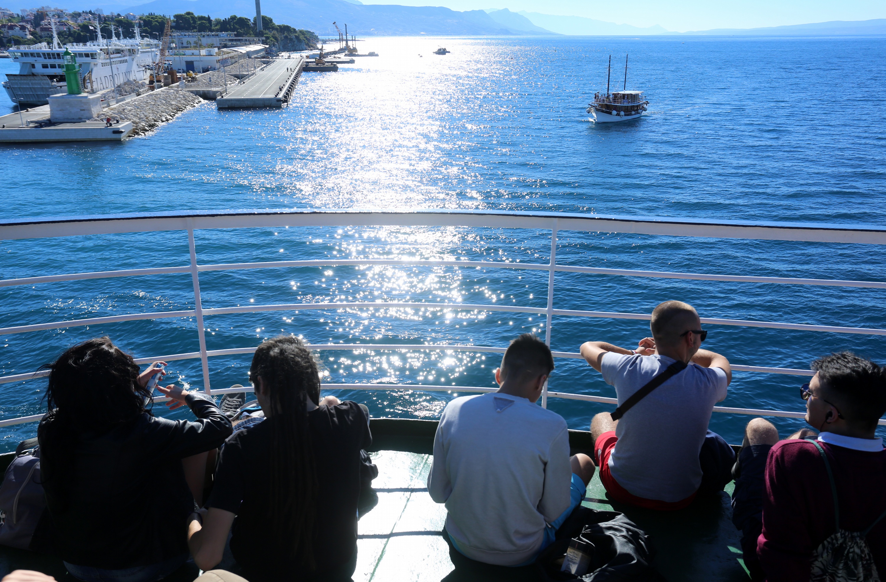 Turisti na trajektu za otok Hvar