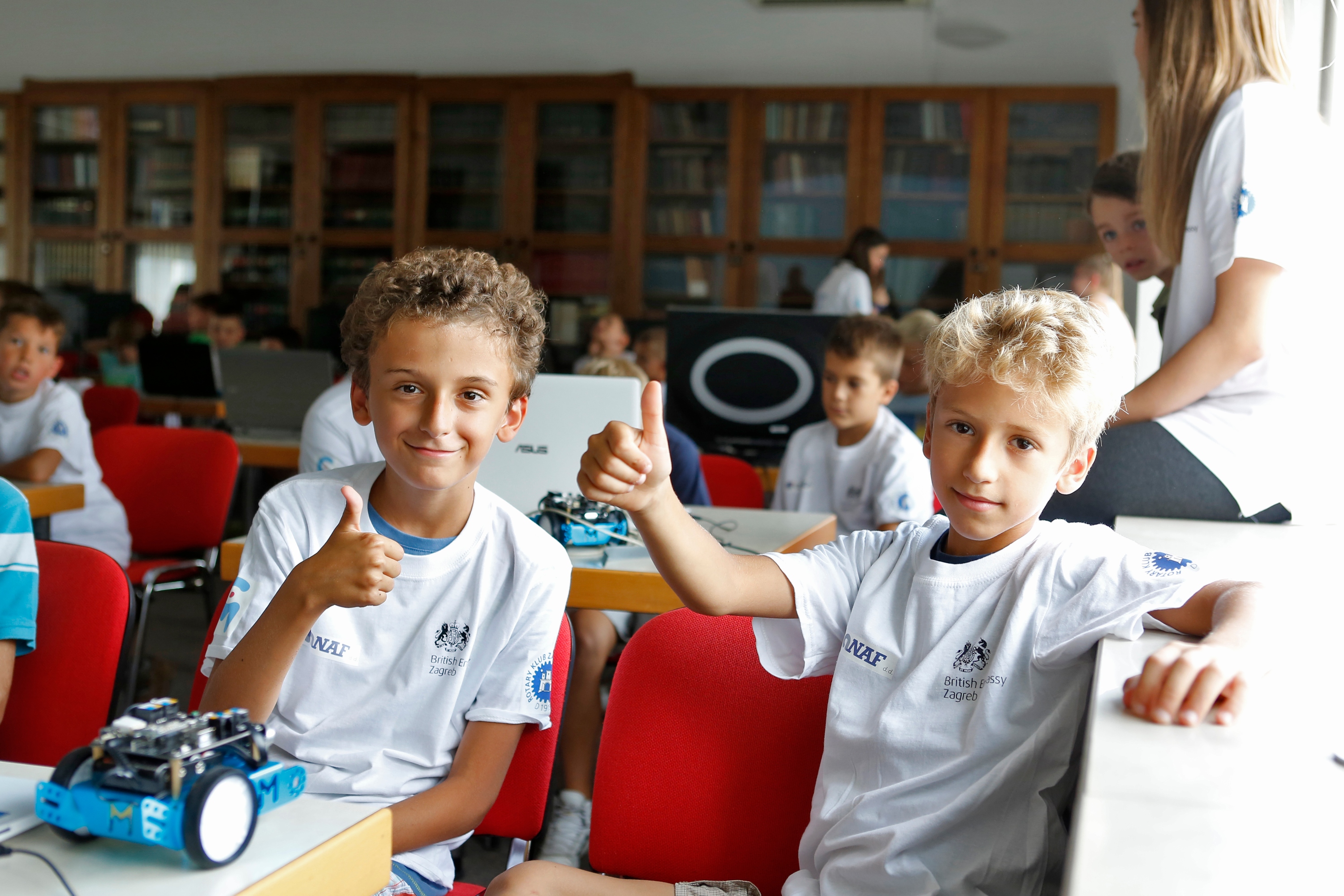 Zadovoljni klinci na ljetnoj besplatnoj radionici iz robotike u Slavonskom Brodu u sklopu projekta Croatian Makers liga koji je u osnovnim školama pokrenuo i opremu donirao poduzetnik Nenad Bakić. Digitalna akademija Algebre je pak izvanškolska aktivnost koja neće biti besplatna 