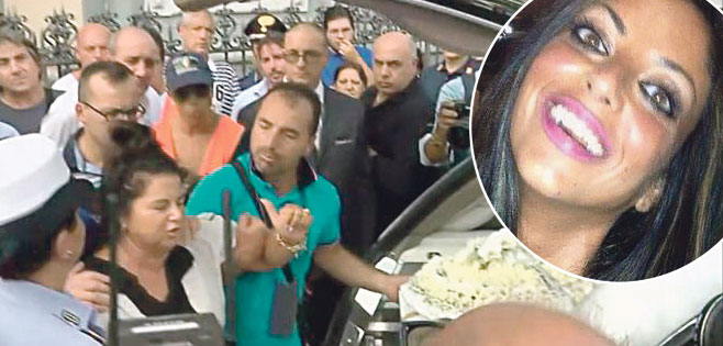 Pogreb nesretne Tiziane Cantoni (31), na fotografiji u krugu, koja se ubila zbog objave njezinog seksi videa. U isto vrijeme iz Italije stižu nove grozne priče...