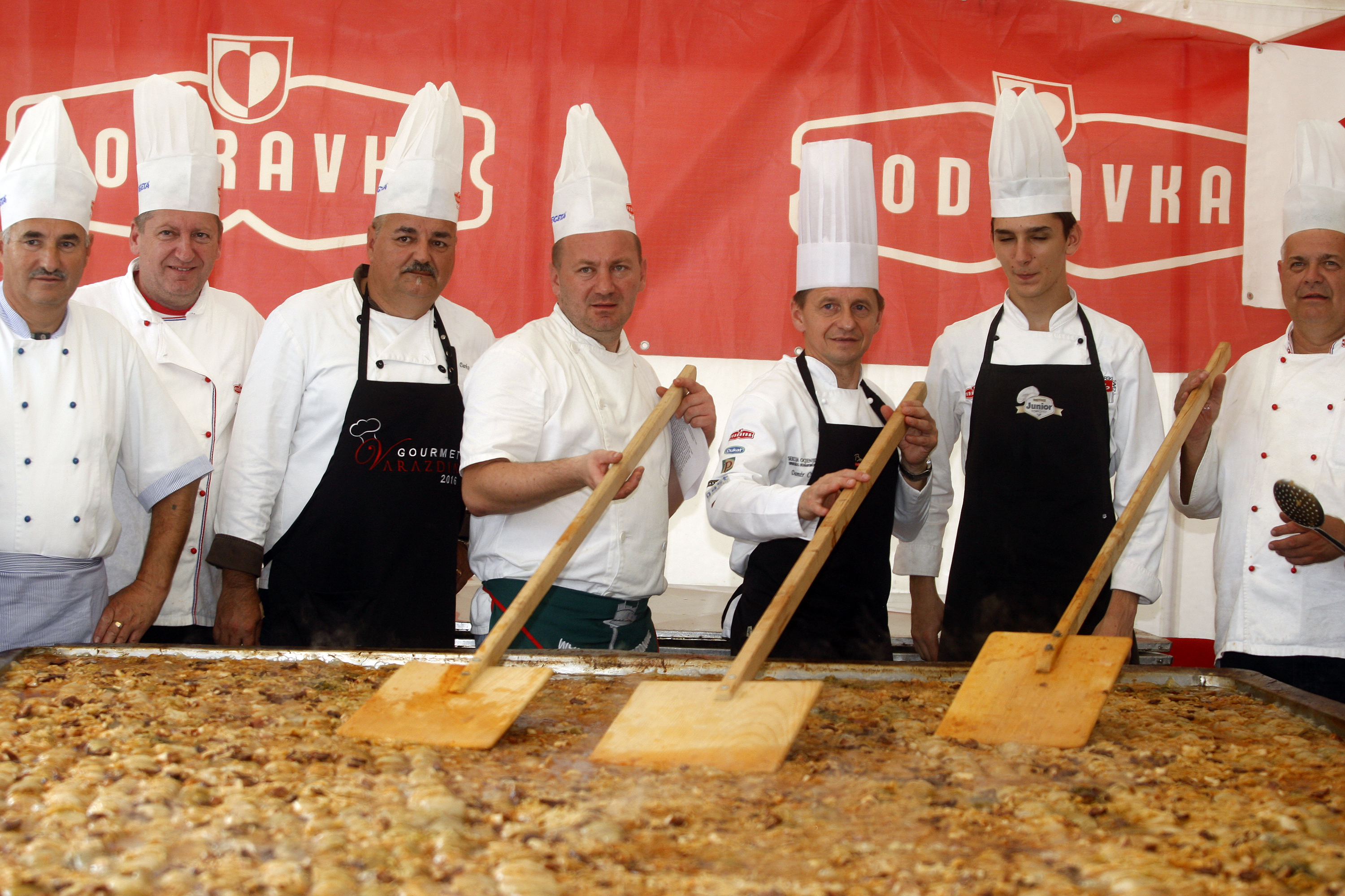 Na fotografiji: kuhari s najvećom sarmom na svijetu