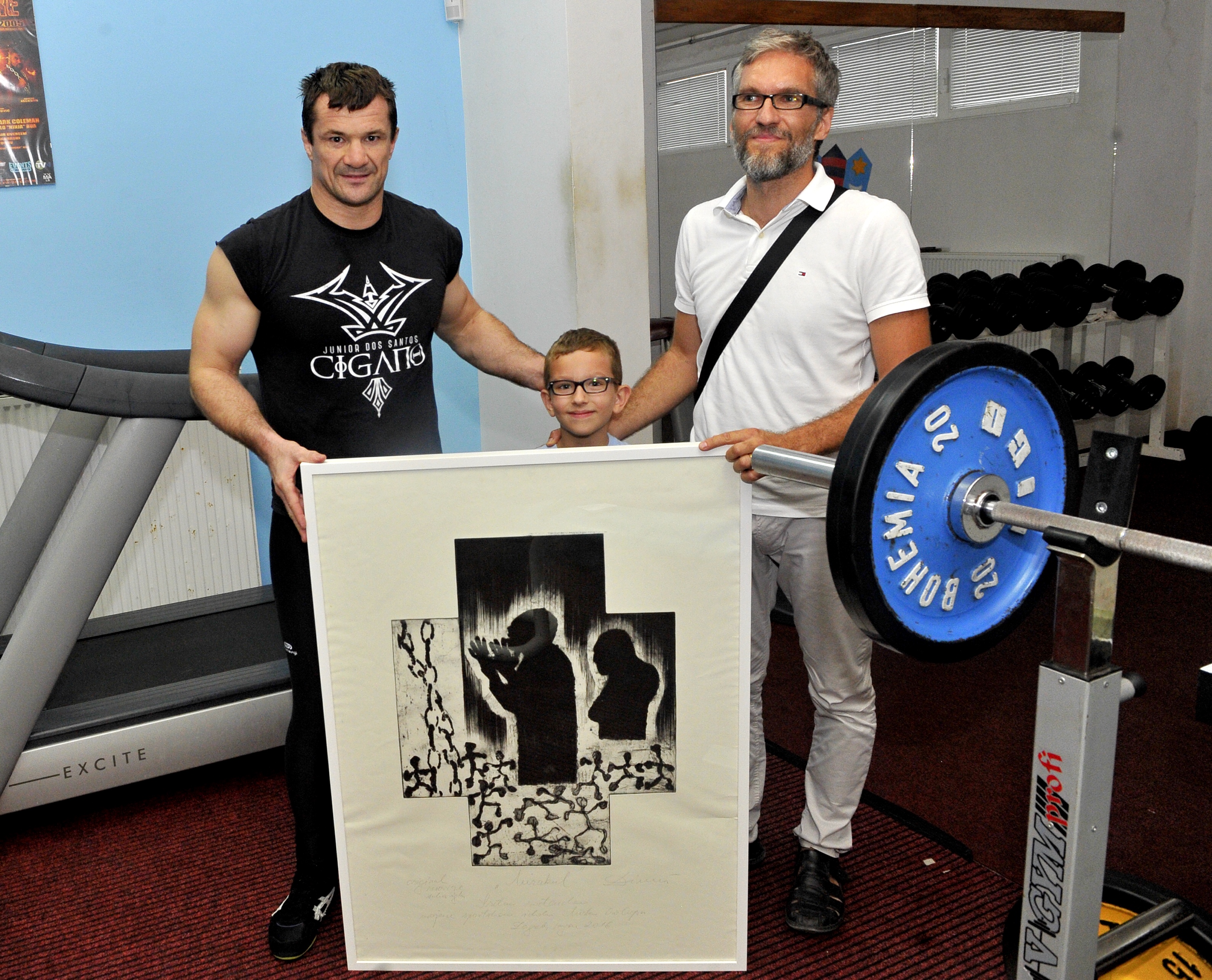 Umjetnik Mario Dimić iz Koprivnice predao je grafiku Mirakul kao rođendanski dar Mirku Filipoviću.