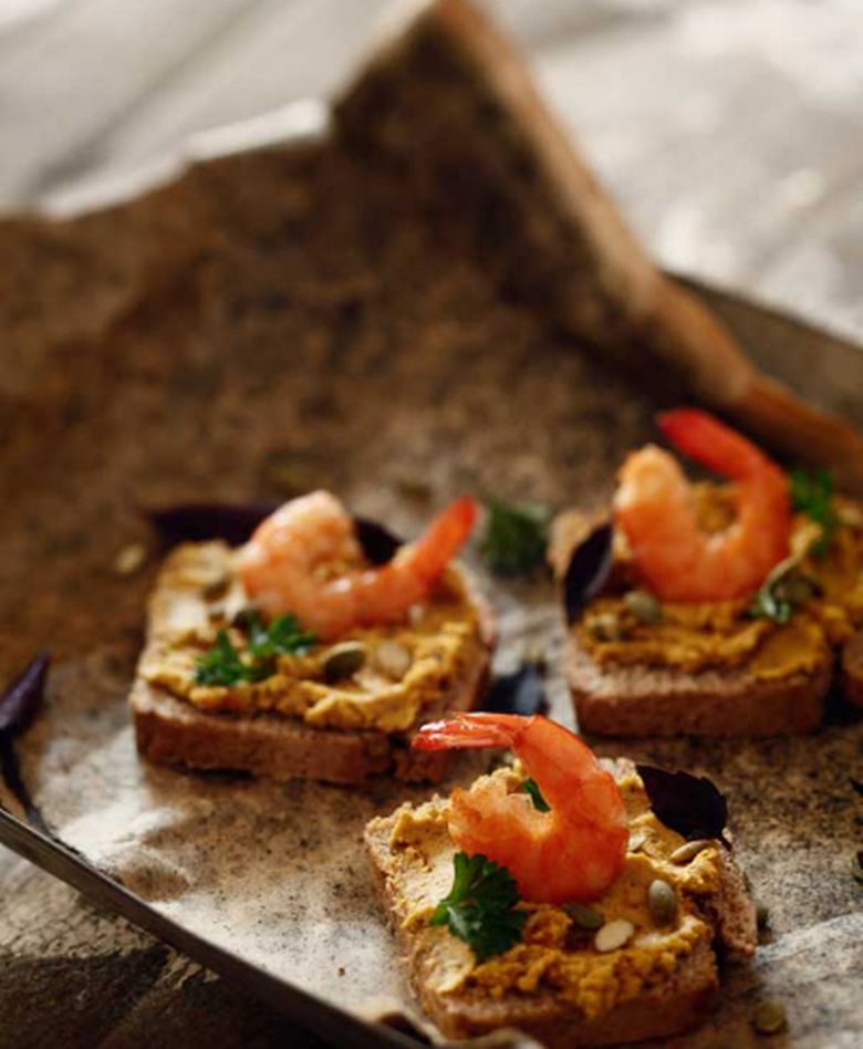 Bruschette s muškatnom bundevom i kozicama