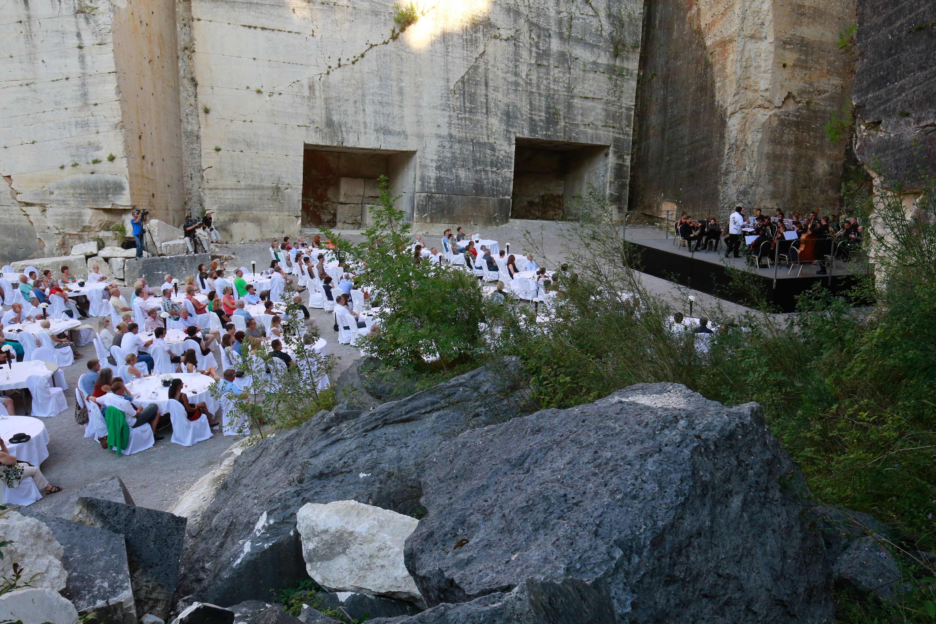 Starorimski kamenolom 'Cava Romana' koji se nalazi u blizini Pule jučer je ugostio Riječku filharmoniju. Tom je prilikom u čudesnoj atmosferi Vinkuranskog kamenoloma održan koncert povodom 230. godišnjice praizvedbe Mozartove opere Figarov pir.
