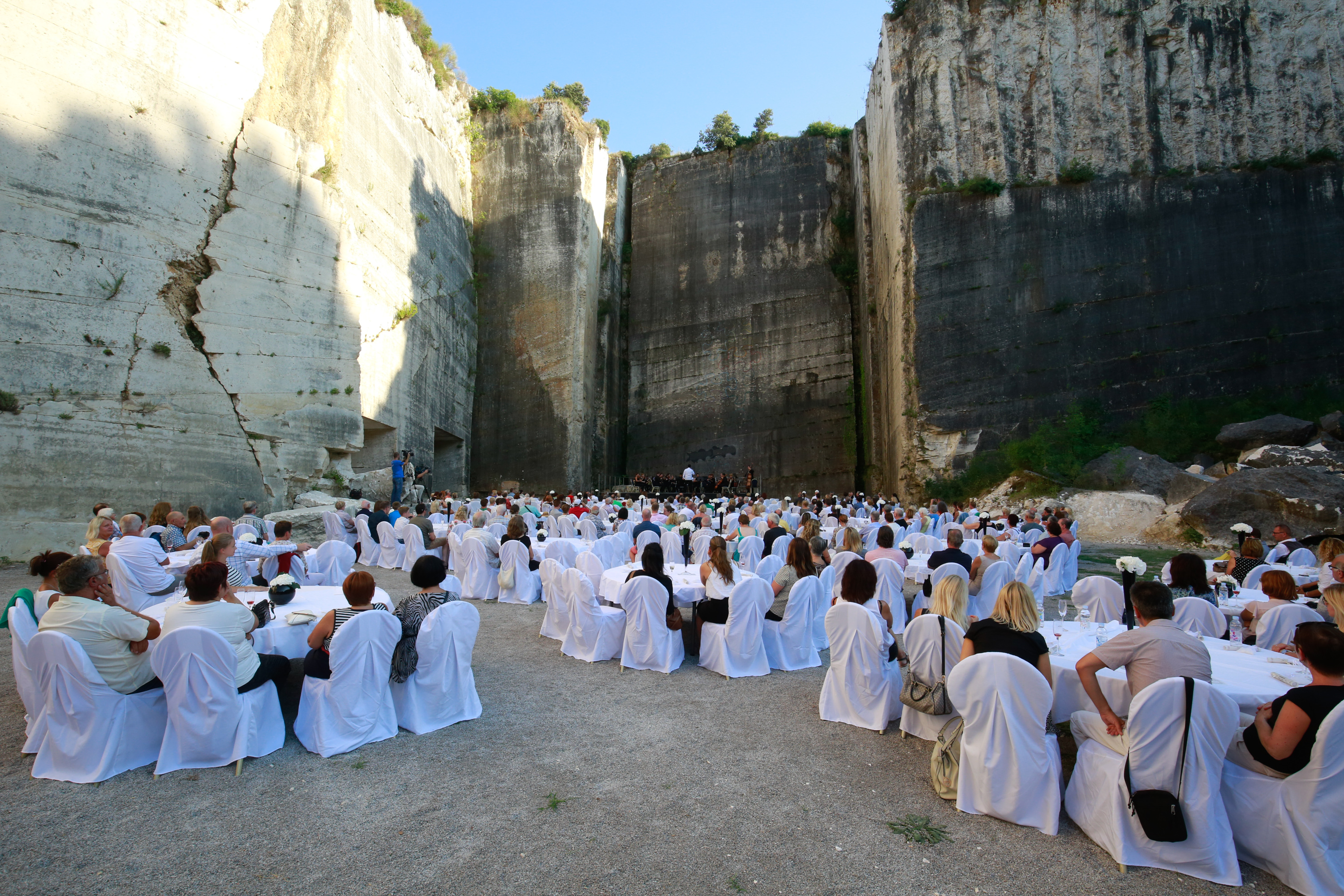 Starorimski kamenolom 'Cava Romana' koji se nalazi u blizini Pule jučer je ugostio Riječku filharmoniju. Tom je prilikom u čudesnoj atmosferi Vinkuranskog kamenoloma održan koncert povodom 230. godišnjice praizvedbe Mozartove opere Figarov pir.