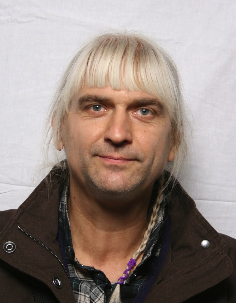 Rad Željka Badurine iz serije morfiranih portreta-fotografije umjetnika i kustosa prikazuje Alema Korkuta i Jasenku Bulj