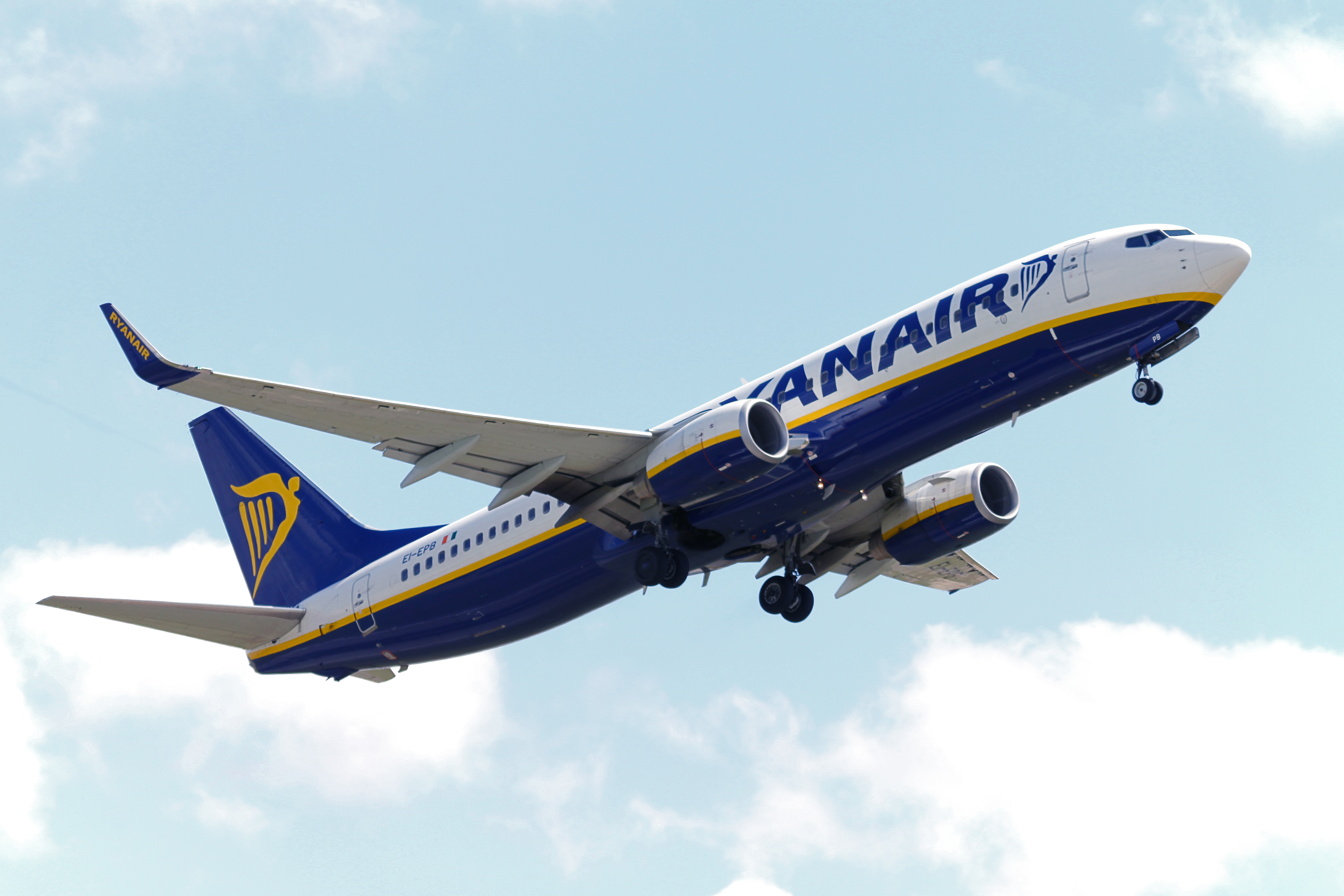 Ryanair,_Boeing_737-800,_EI-EPB_(19835211941)
