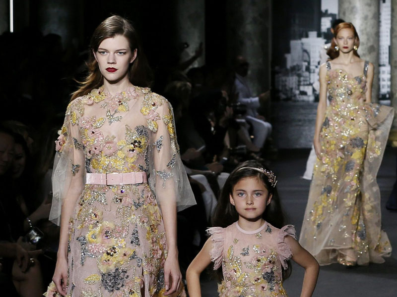 Models present creations by Lebanese designer Elie Saab as part of his Haute Couture Fall/Winter 2016/2017 collection in Paris, France, July 6, 2016.  REUTERS/Gonzalo Fuentes