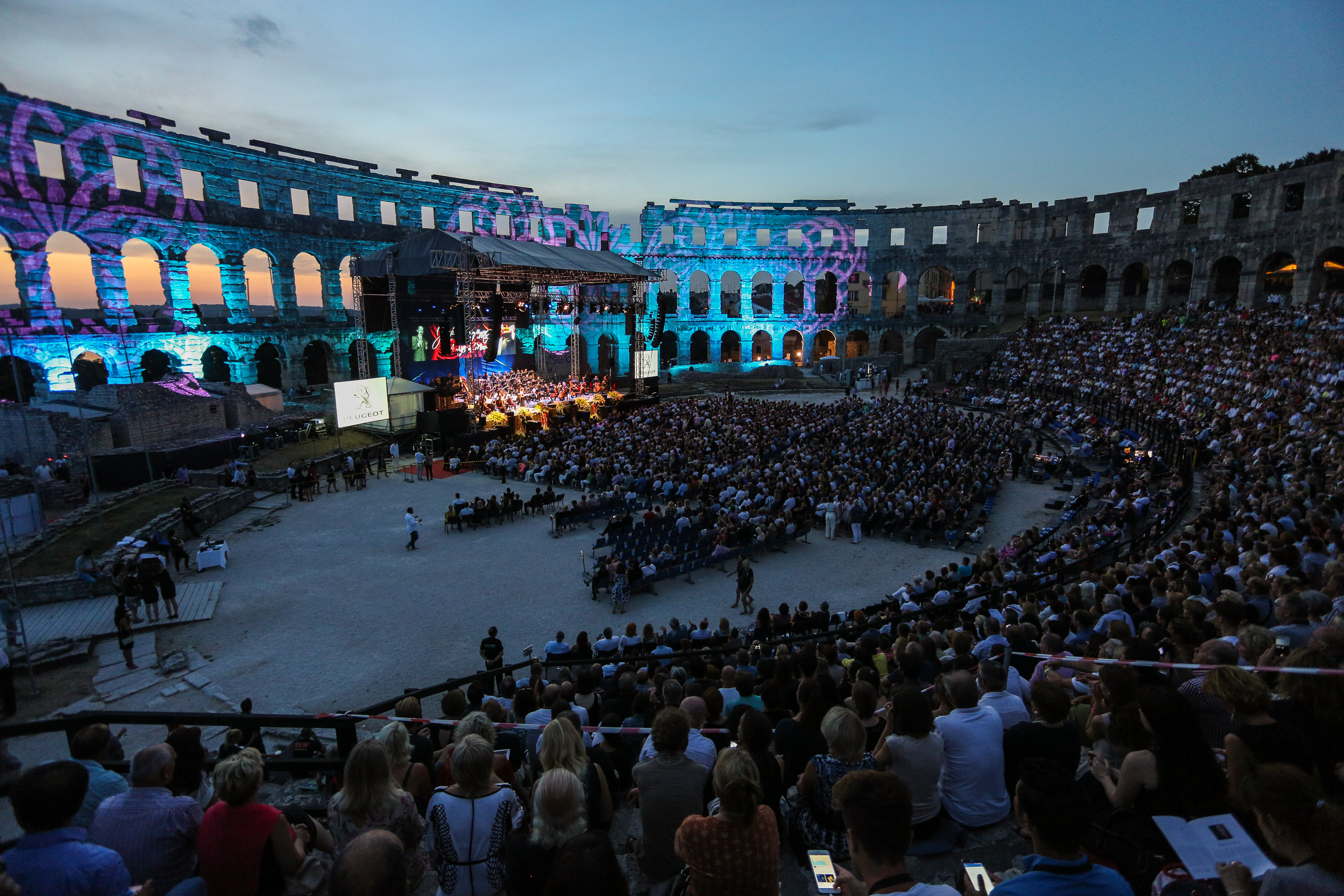 Pula, 230716. 
Legendarni tenor Jose Carreras odrzao je koncert za pamcenje u pulskom amfiteatru u sklopu svoje posljednje svjetske turneje. 
Foto: Danijel Bartolic / CROPIX