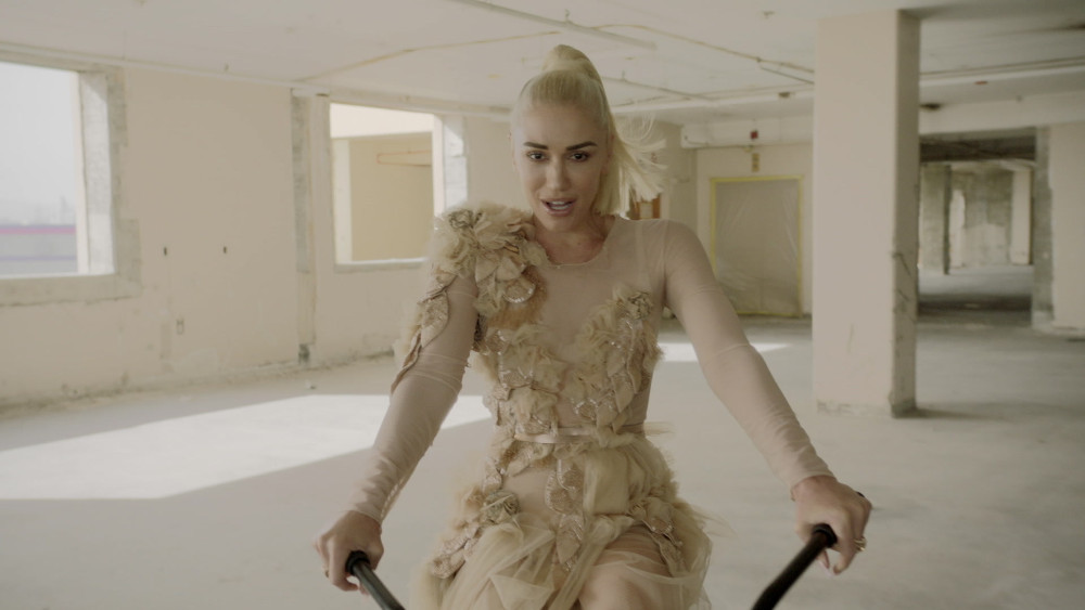 gwenstefani_misery_styling_05_cc_universal_music.bin