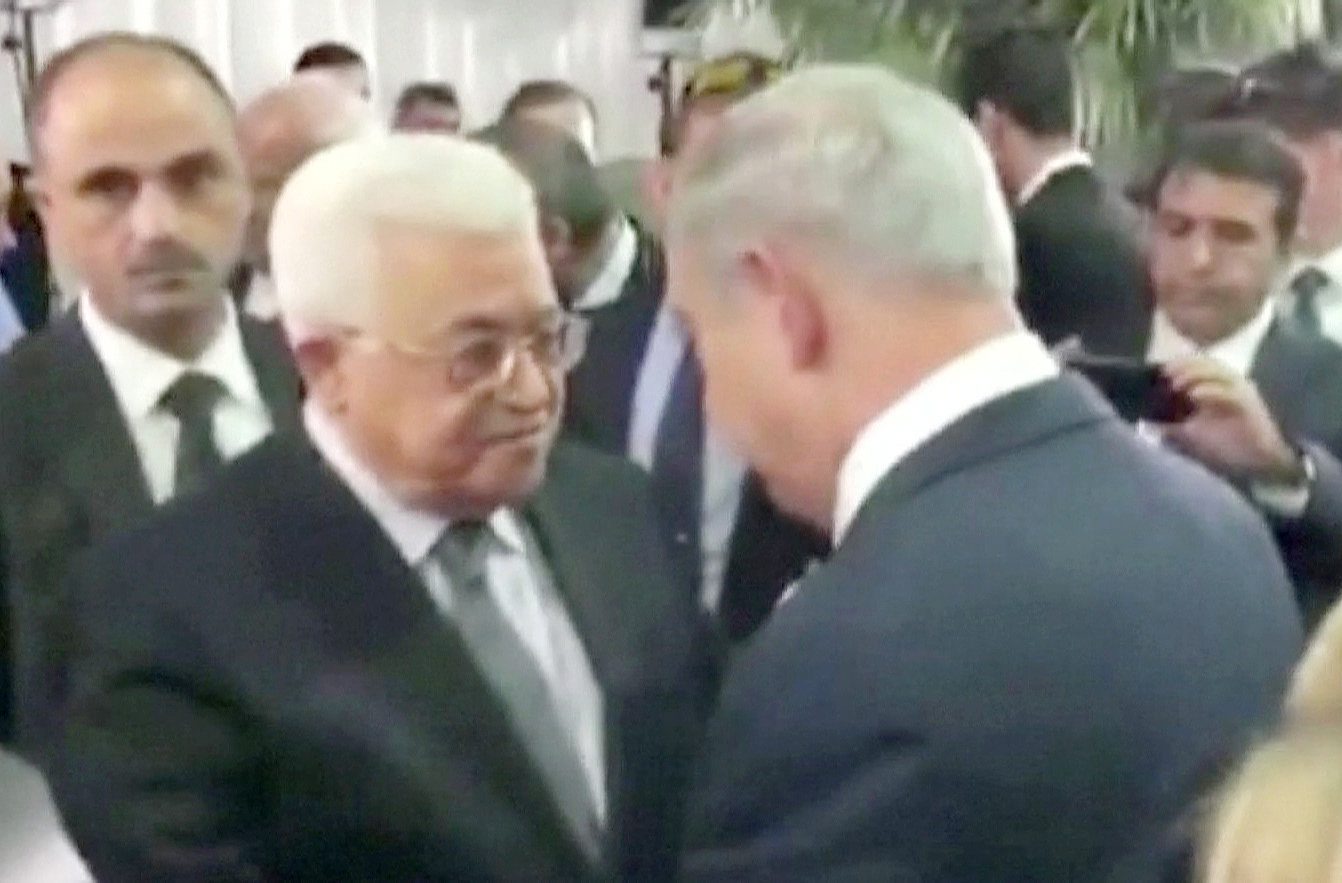 Prizor iz videa koji prikazuje palestinskog predsjednika Abbasa kako se rukuje s izraelskim premijerom Netanyahuom na pogrebu Shimona Peresa