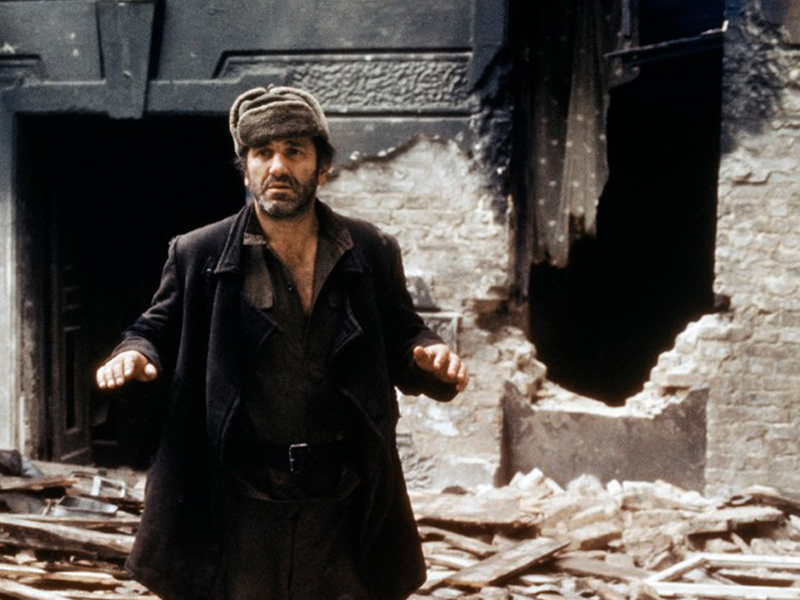 Prod DB © Cinema 77 4.KG Berlin - Artistes Associés - Stella Films - ZDF / DR
PORTRAIT DE GROUPE AVEC DAME (GRUPPENBILD MIT DAME) de Aleksandar Petrovic 1977 FRA / ALL
avec Brad Dourif et Velimir 'Bata' Zivojinovic
ww2, 40's, prisonnier, ruine, lever les mains, se rendre
d'apres le roman de Heinrich Boll, Image: 174142219, License: Rights-managed, Restrictions: NO RESTRICTION, Model Release: no, Credit line: Profimedia, Visual movies