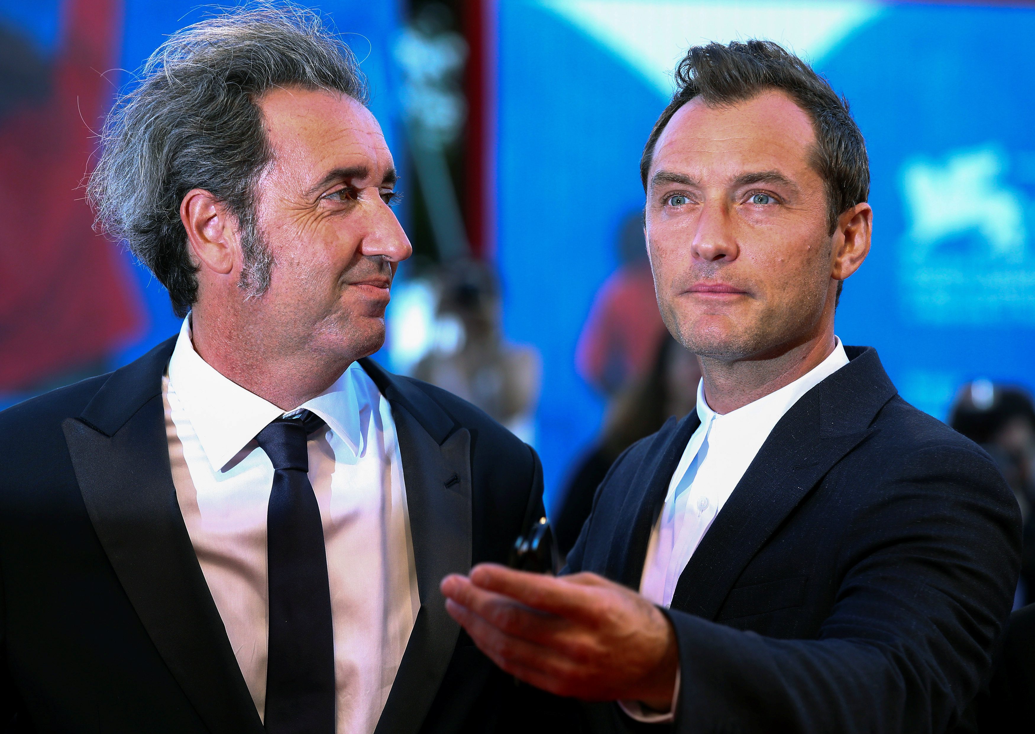 Redatelj Paolo Sorentino i glumac Jude Law na foto-sessionu na crvenom tepihu filmskog festivala u Veneciji tijekom foto-sessiona posvećenom televizijskoj miniseriji 'Mladi papa'