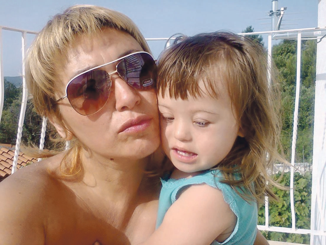 Mama Dušica Martinović iz Petrinje među prvima je javno objavila da je njezinoj kćerki Zari (3), rođenoj sa sindromom Down, nakon novog vještačenja ukinuta osobna invalidnina u iznosu od 1250 kuna mjesečno, iako je njezino stanje trajno i nepromijenjeno