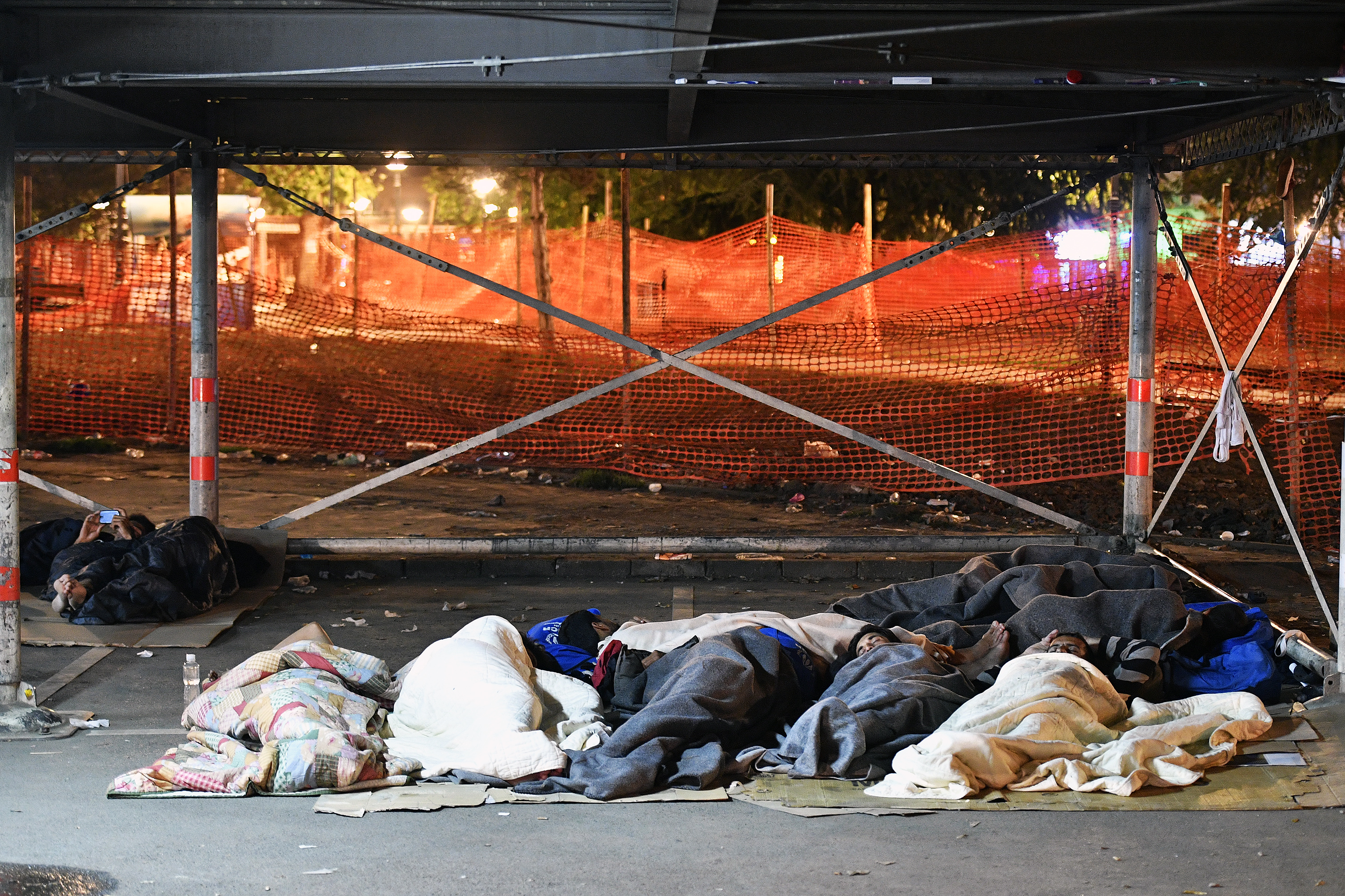 Izbjeglice, većinom iz Afganistana i Pakistana, već dulje vrijeme spavaju po parkiralištima pokraj glavnog željezničkog kolodvora u Beogradu, čekajući da se otvore granice kako bi mogli nastaviti put prema zapadnjim zemljama Europske Unije