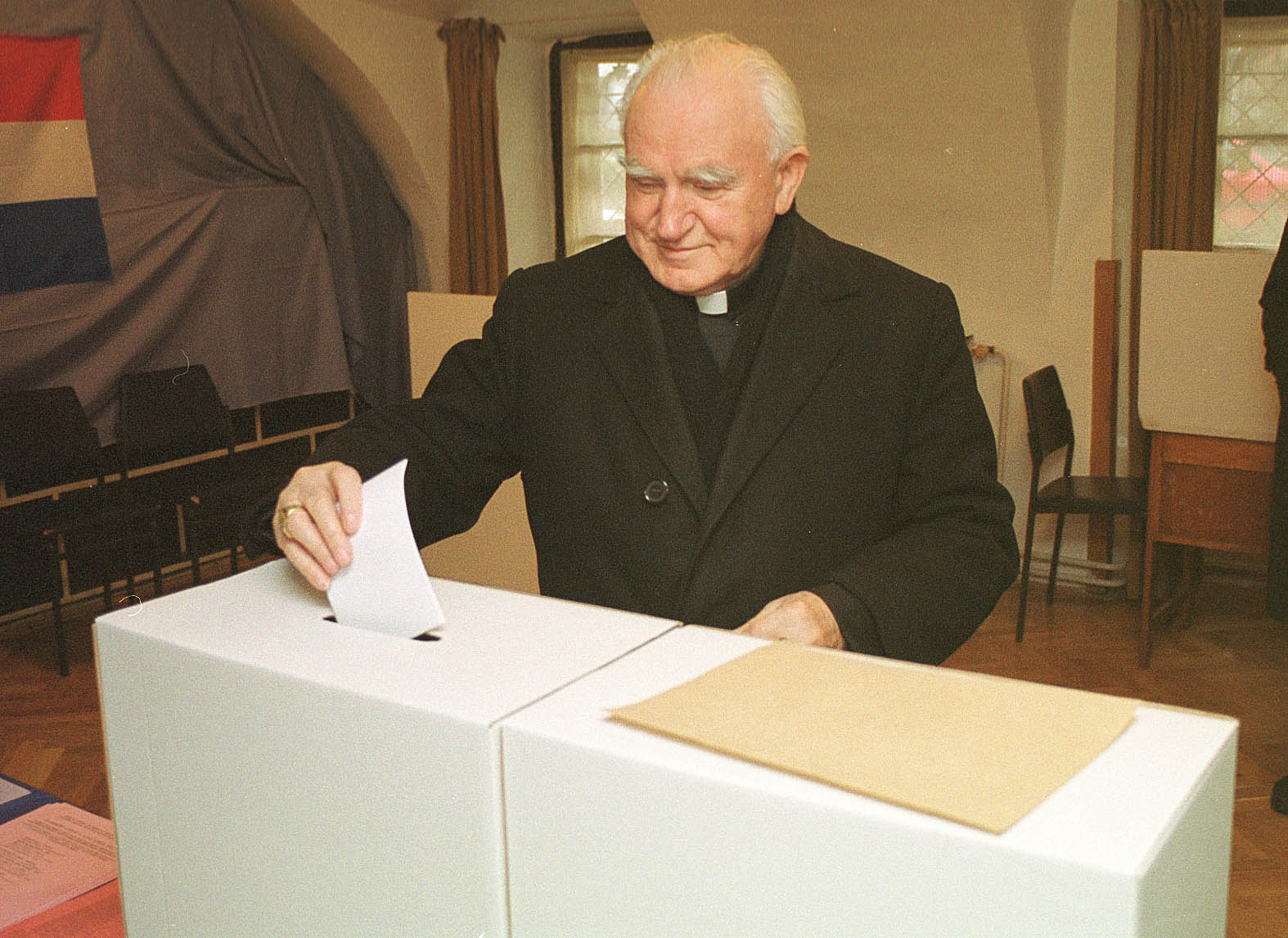 Kardinal Franjo Kuharić na glasačkom mjestu u Tkalčićevoj ulici