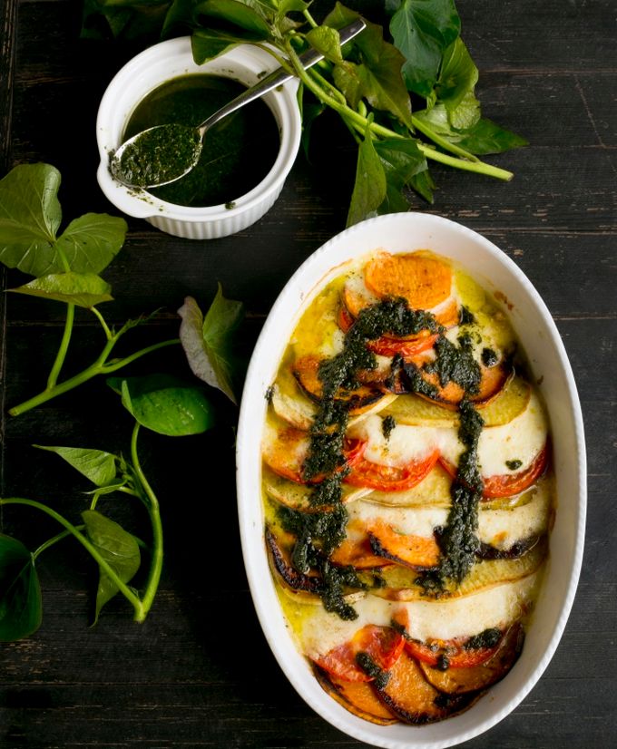 Složenac od batata s mozzarellom i pestom od lišća batata