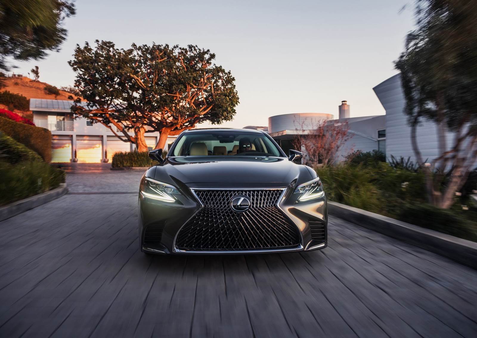 2018-Lexus-LS-10