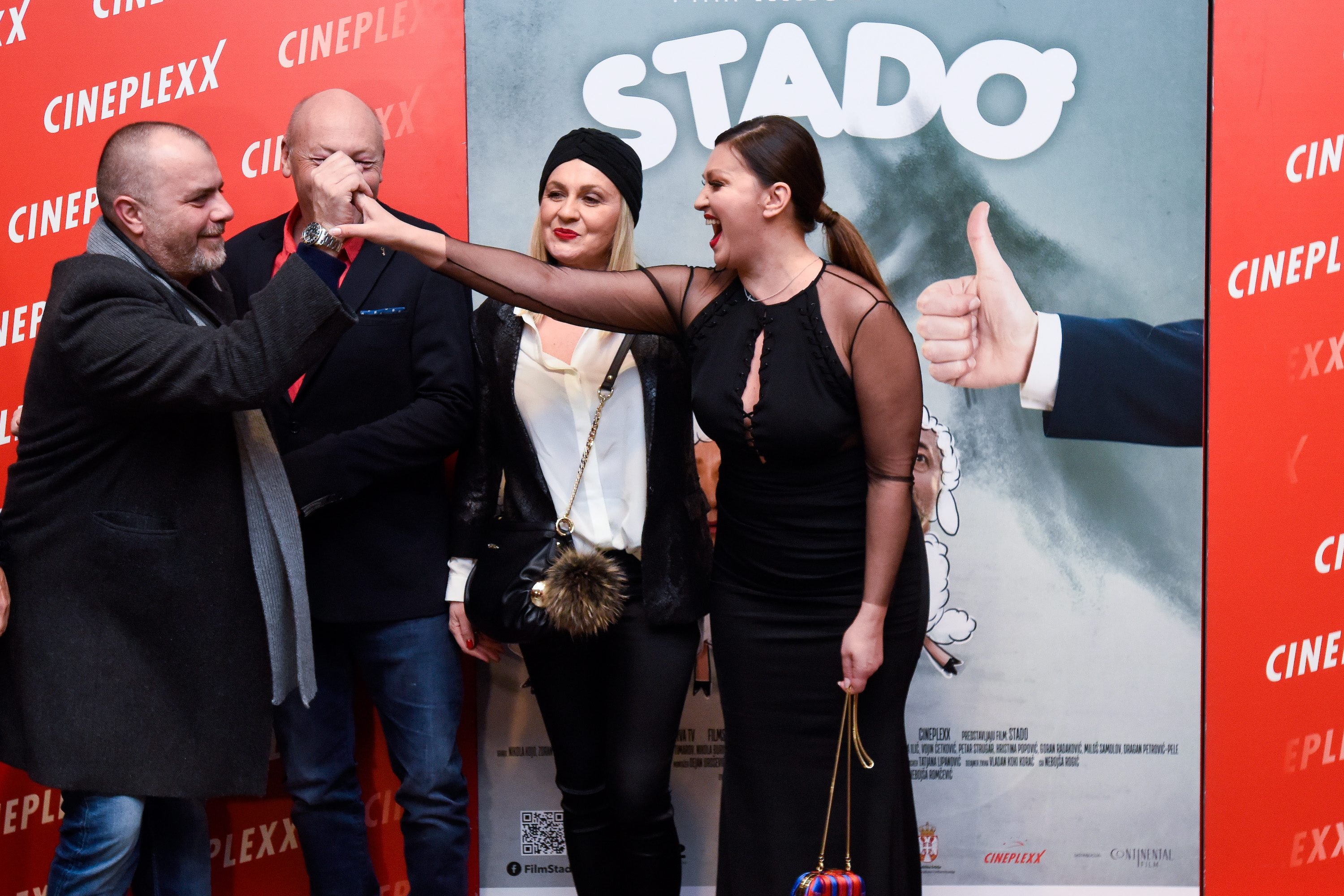 U punoj dvorani kina Cineplexx održana je premijera filma Stado čiju režiju potpisuje Nikola Kojo. Na fotografiji: Nikola Kojo, Nives Ivanković i Nina Badrić