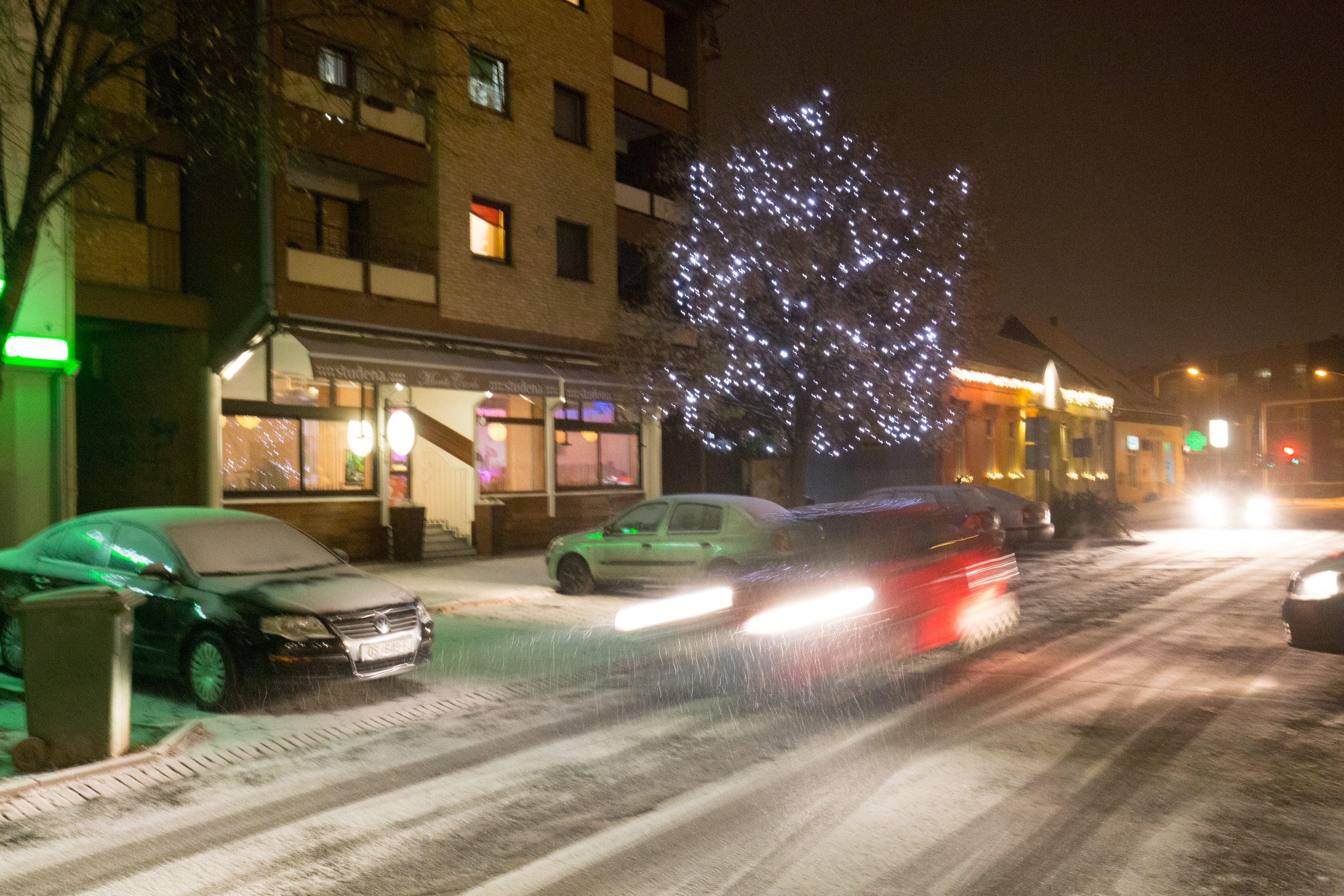 Tanki sloj snijega prekrio je večeras ulice Osijeka.
Na fotografiji:  Donji grad pod snijegom.