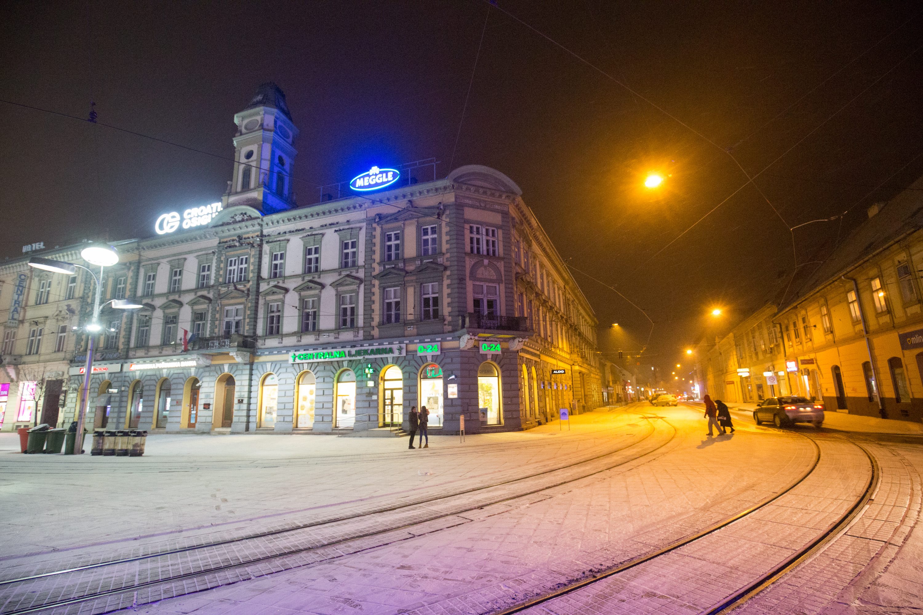 Tanki sloj snijega prekrio je večeras ulice Osijeka. Na fotografiji: Trg A. Starčevića pod snijegom