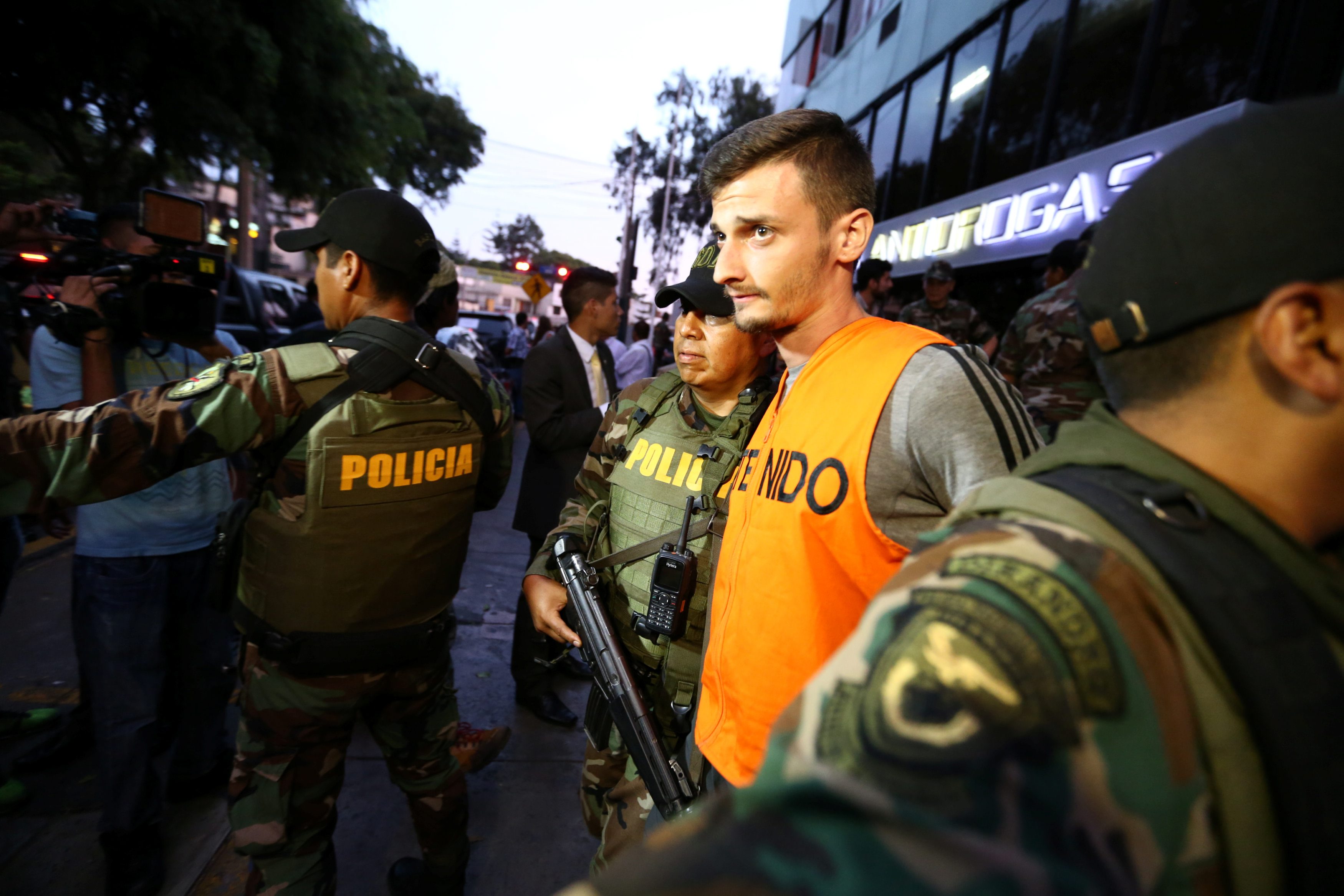 Peruanska policija odvodi privedene osumnjičenike za švercanje 2 tone kokaina