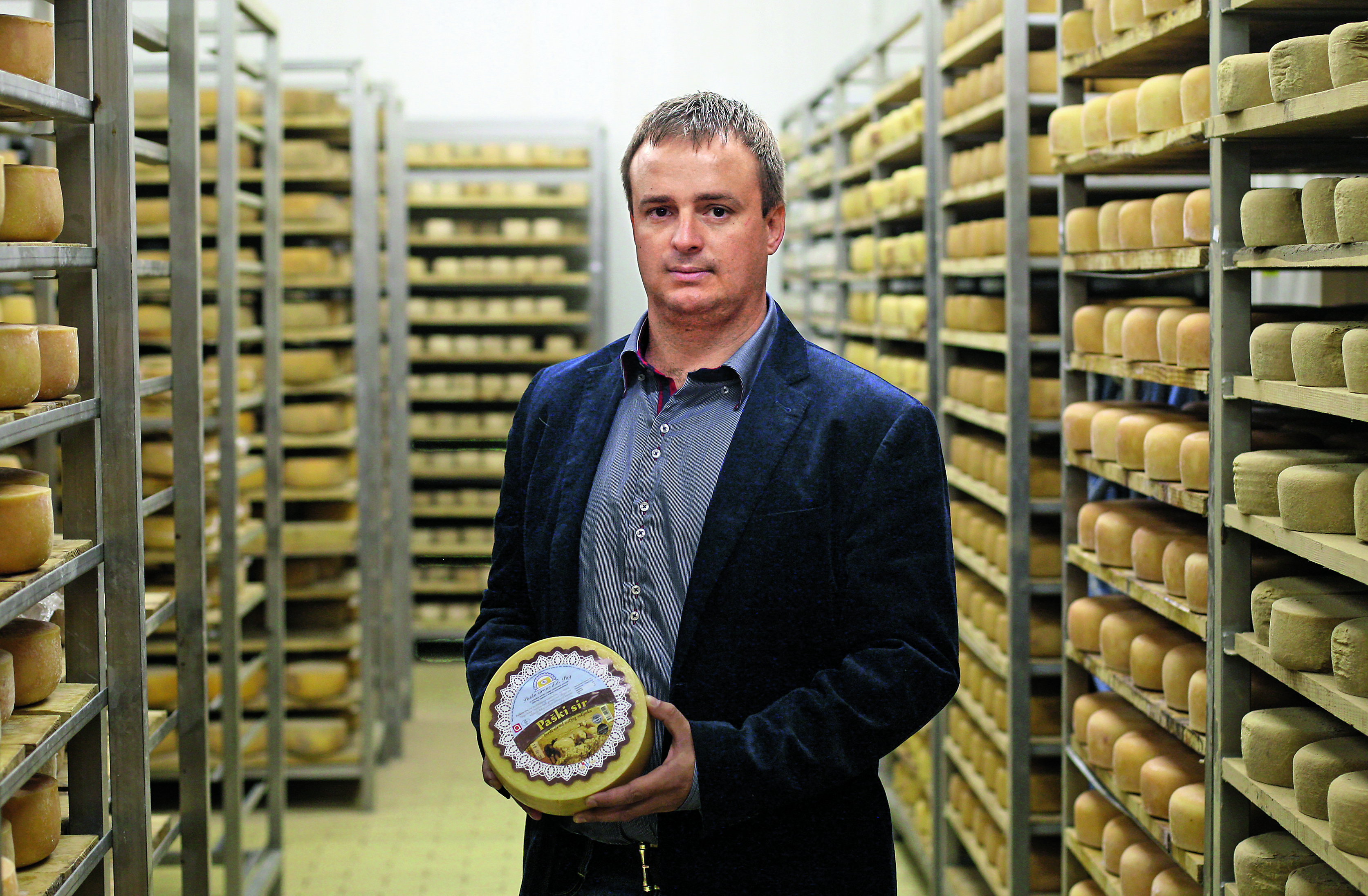 Paška sirana d.d. najstarija je sirana na otoku Pagu.
Na fotografiji: direktor i suvlasnik Damir Pernar