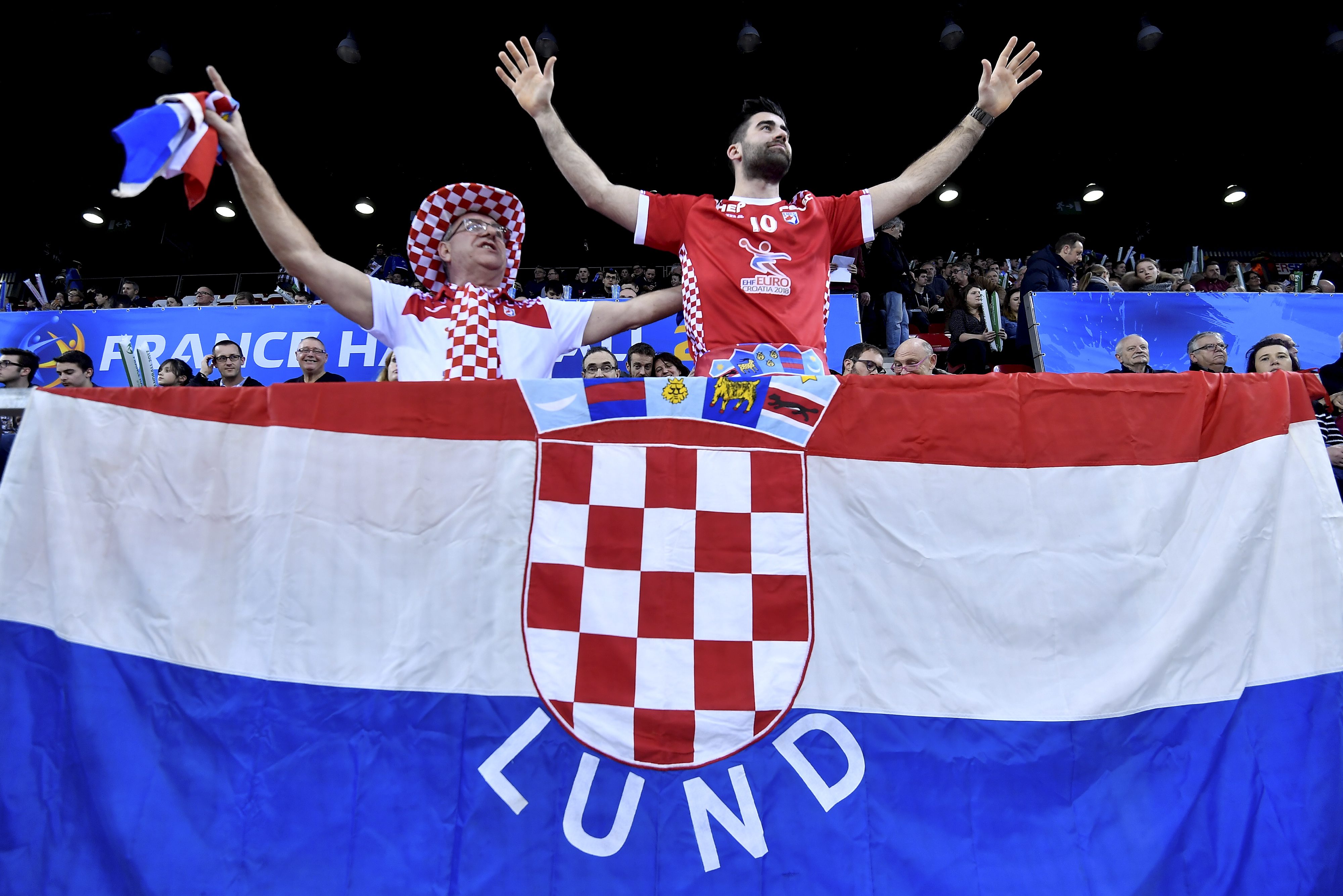 Josip Vuletić i Luka Kostović sa svojom zastavom