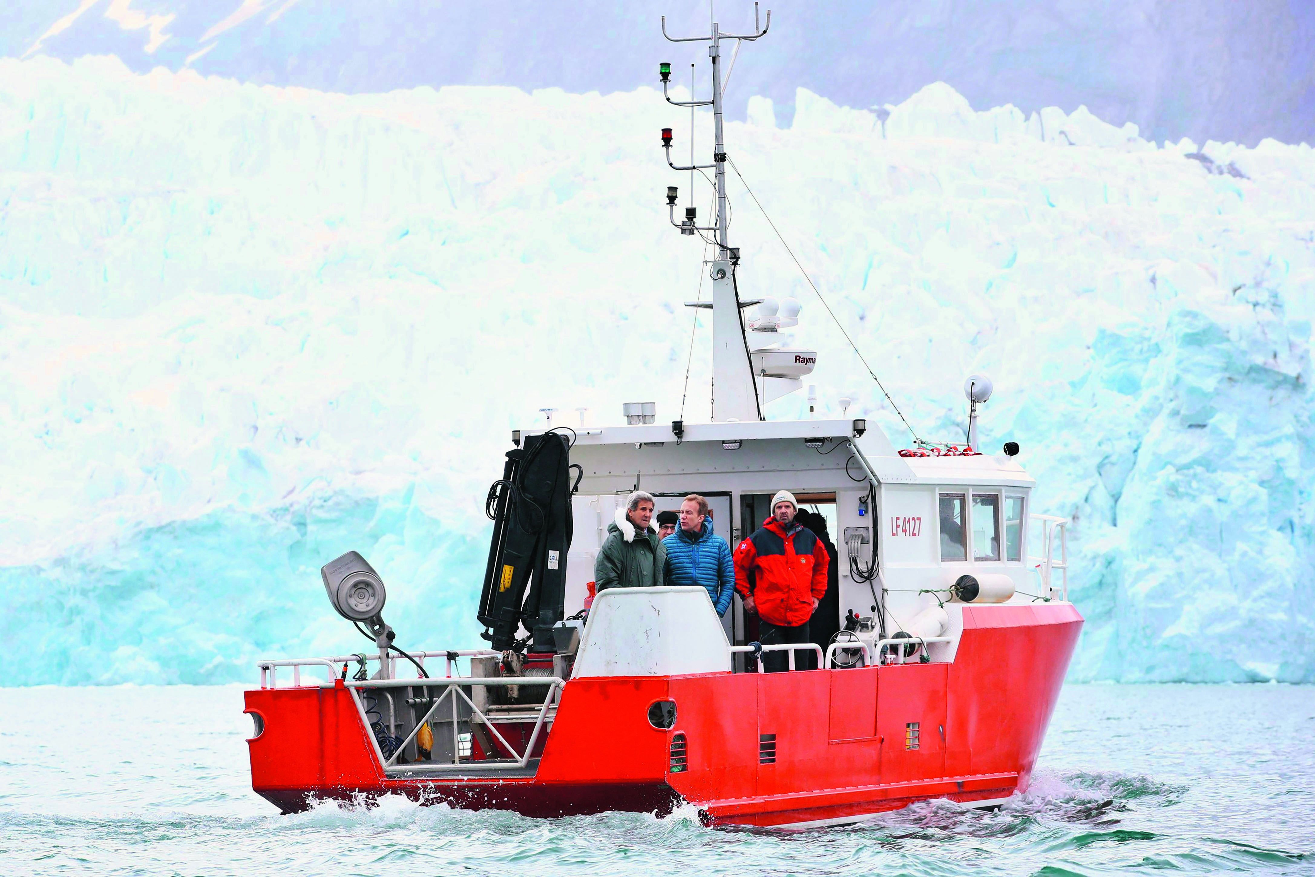 John Kerry (L), norveški ministar vanjskih poslova Borge Brende i direktor Polarnog instituta  Jan-Gunnar Winther na brodu 