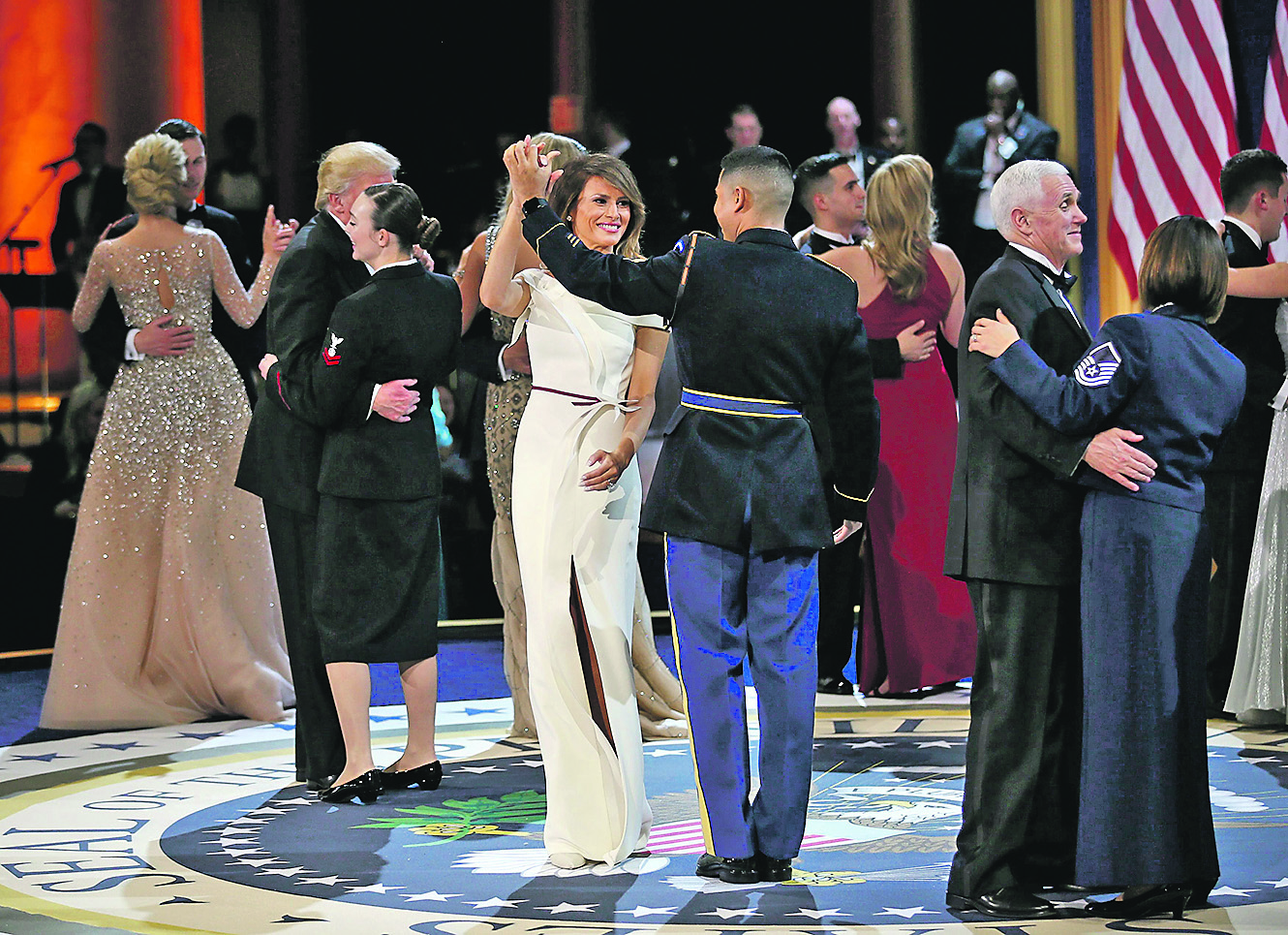 103082-132857-2017-01-21T043051Z_1655670855_HT1ED1L0CIZCY_RTRMADP_3_USA-TRUMP-INAUGURATION-BALLS