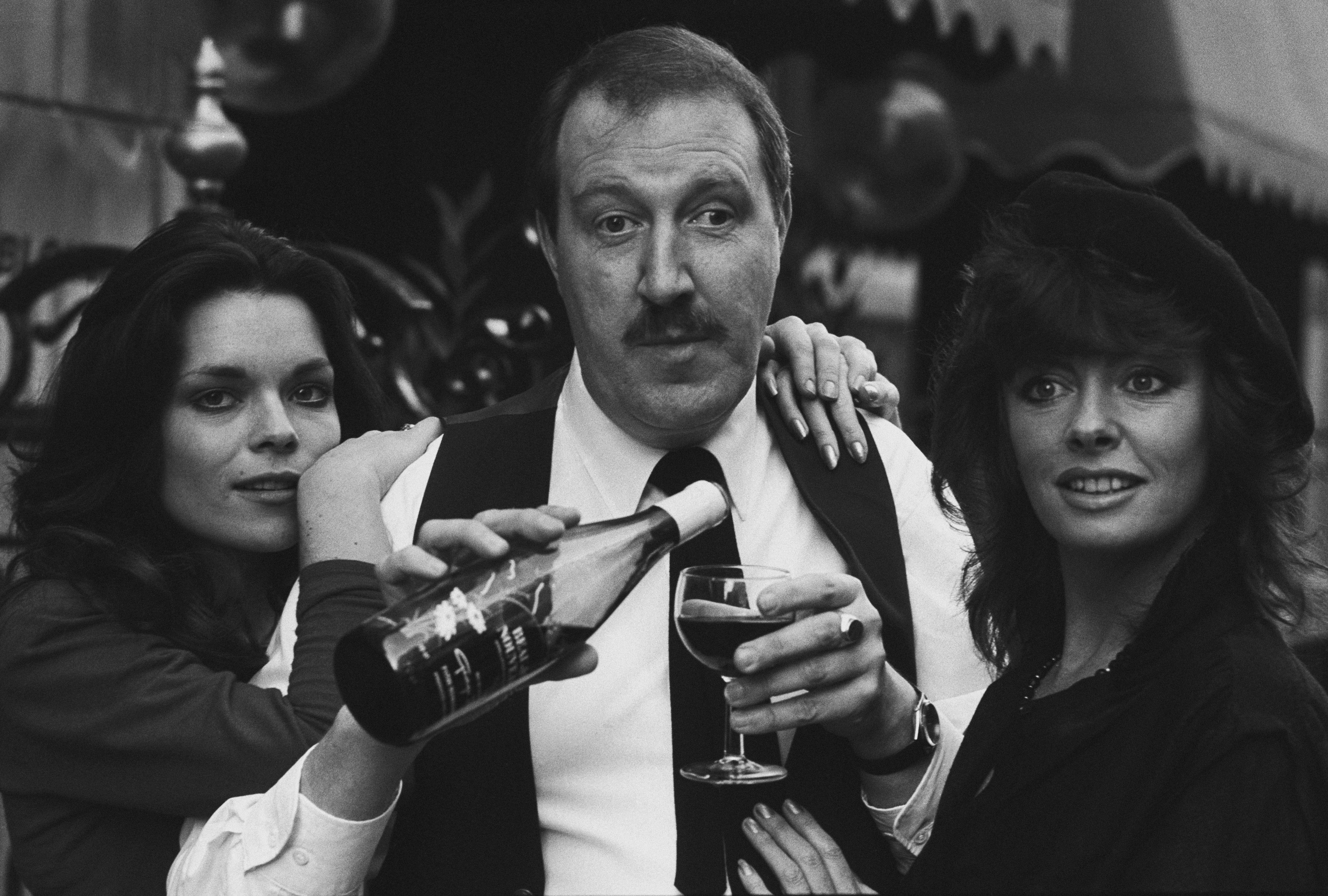 S lijeva nadesno, zvijezde serije 'Alo Alo': Francesca Gonshaw, Gorden Kaye i Vicki Michelle 