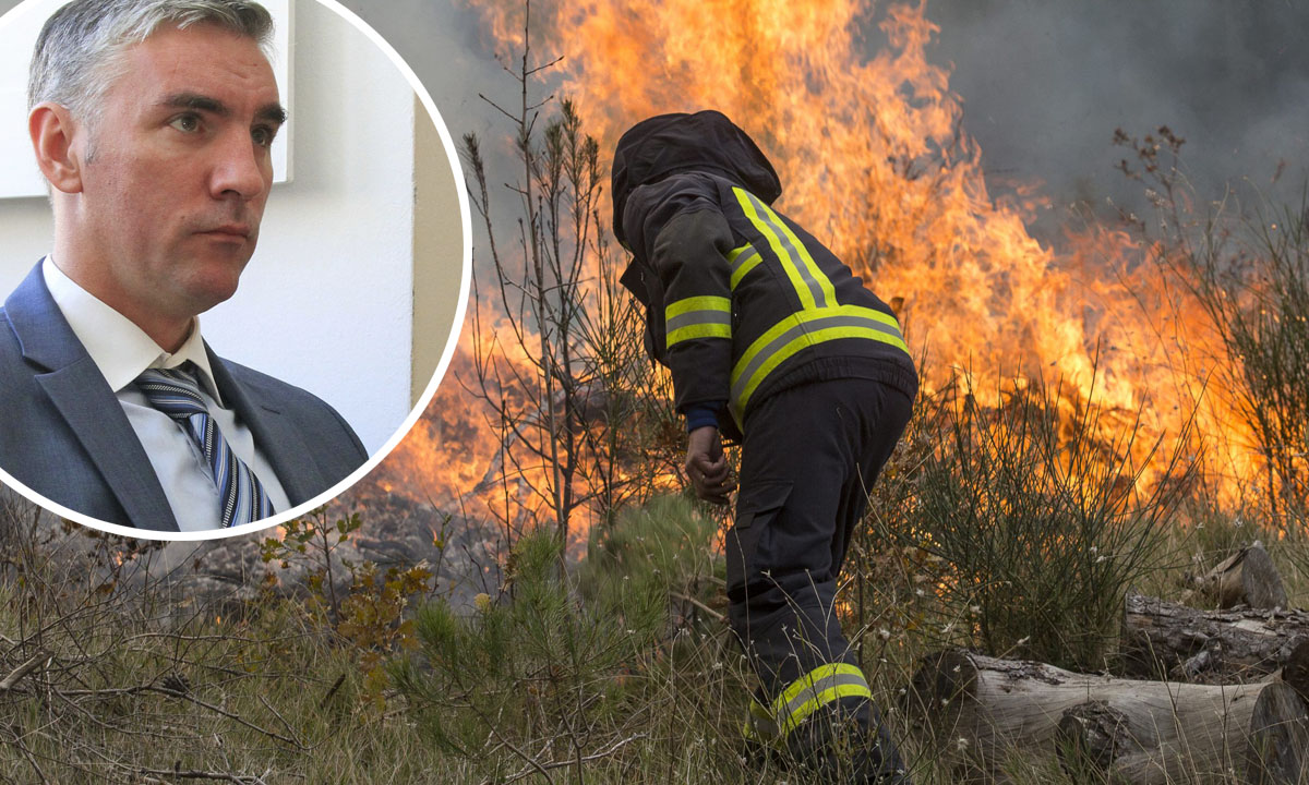 u krugu: gradonačelnik Ploča Krešimir Vejić