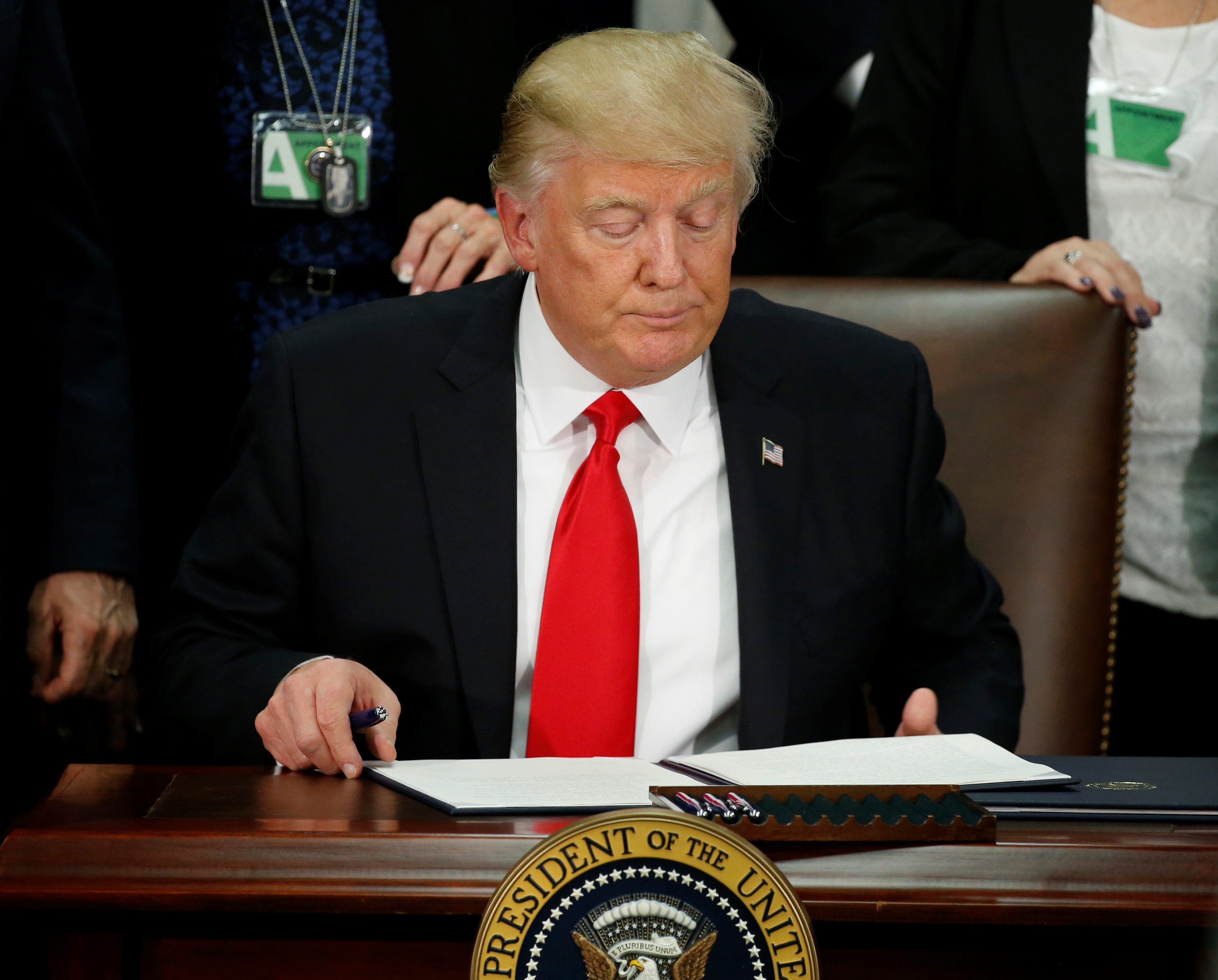 2017-01-25T190738Z_295014433_RC1A7BD56BC0_RTRMADP_3_USA-TRUMP