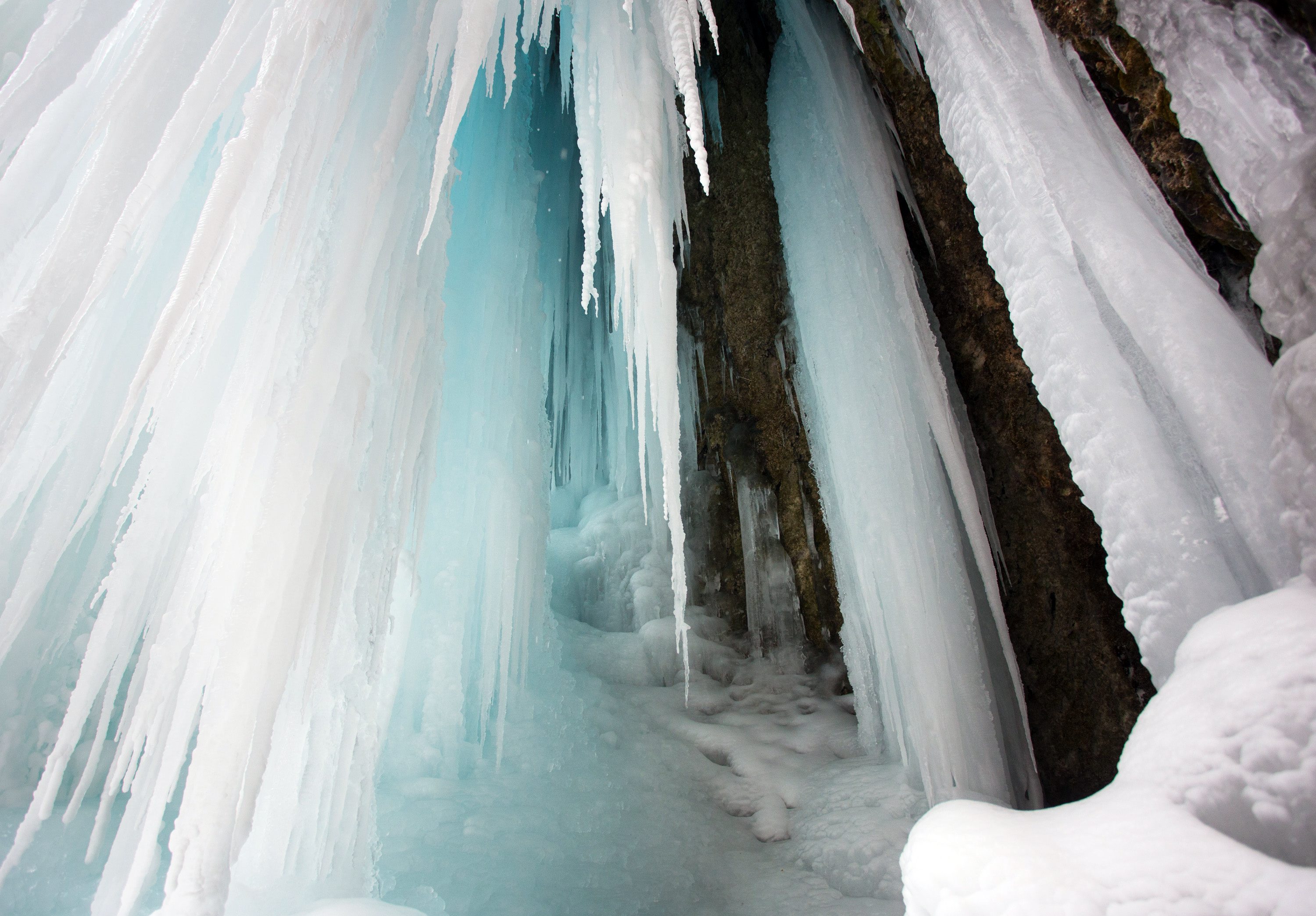 Pogled na tridesetmetarski zaleđeni slap Skakavac u tirkiznim bojama u Park šumi Jankovac, koja je dio Parka prirode Papuk