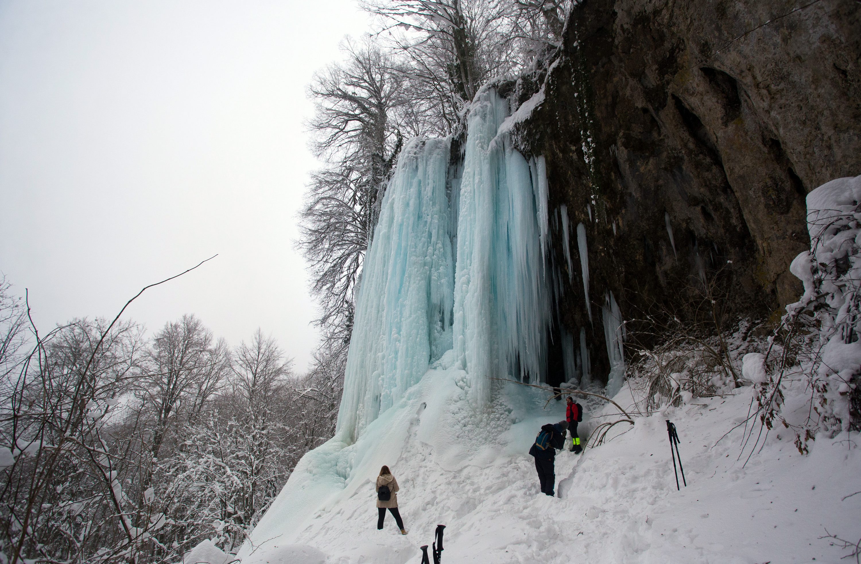 Pogled na tridesetmetarski zaleđeni slap Skakavac u tirkiznim bojama u Park šumi Jankovac, koja je dio Parka prirode Papuk