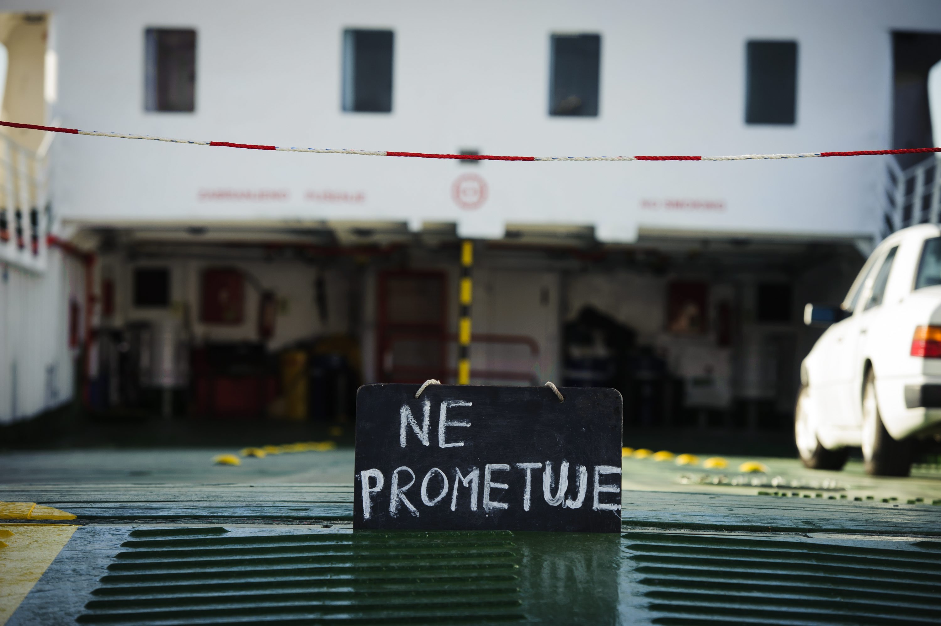 Zbog orkanskih udara bure, brodovi Jadrolinije ne plove već su usidreni na svojim dokovima.