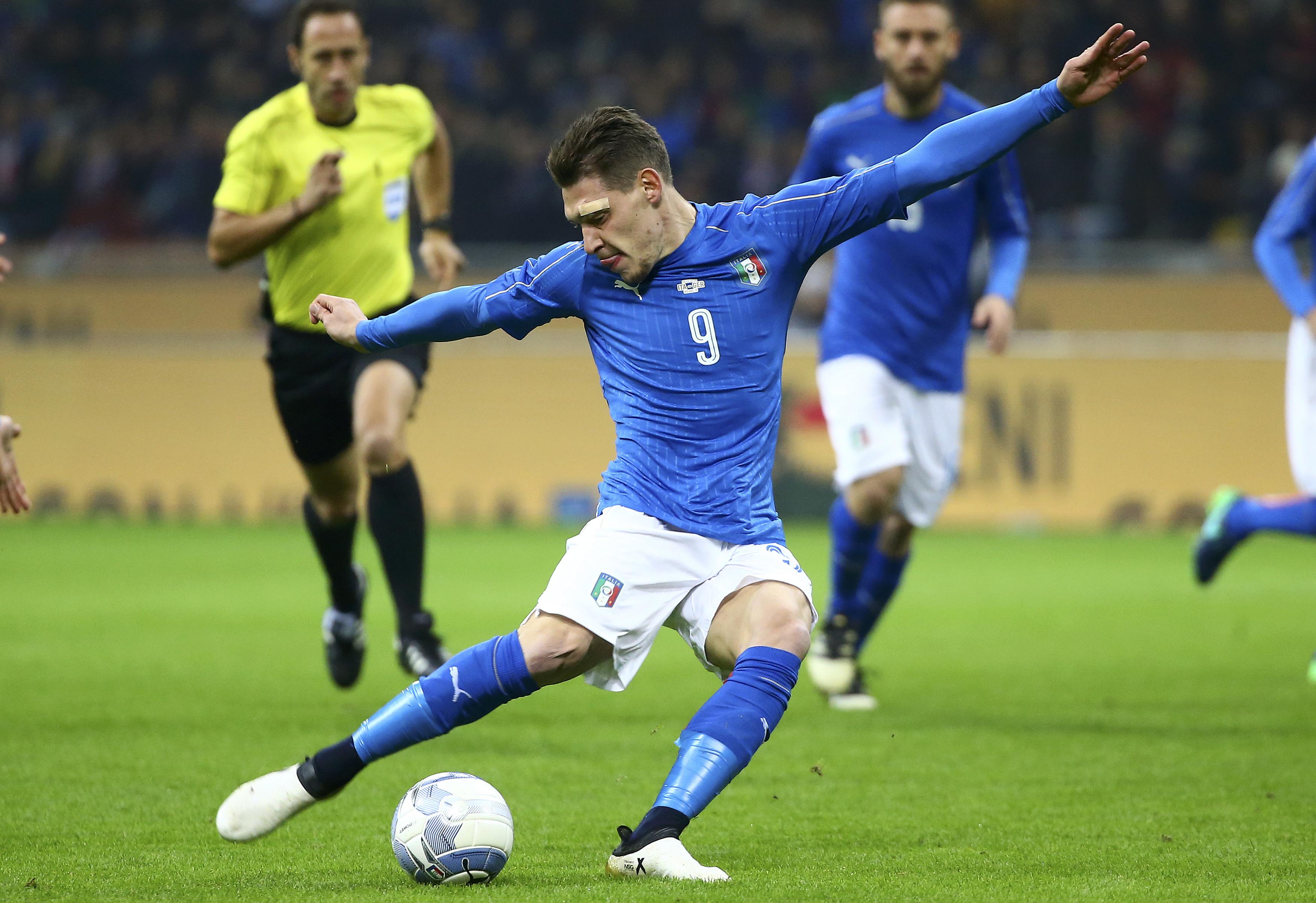 2016-11-15T195627Z_1089342078_LR1ECBF1JDS2S_RTRMADP_3_SOCCER-FRIENDLY-ITA-GER