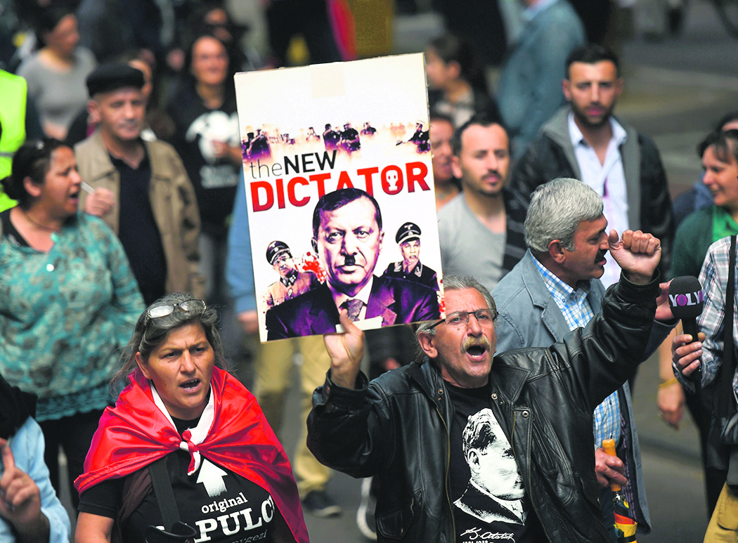 100306-129376-RTR3QNE8