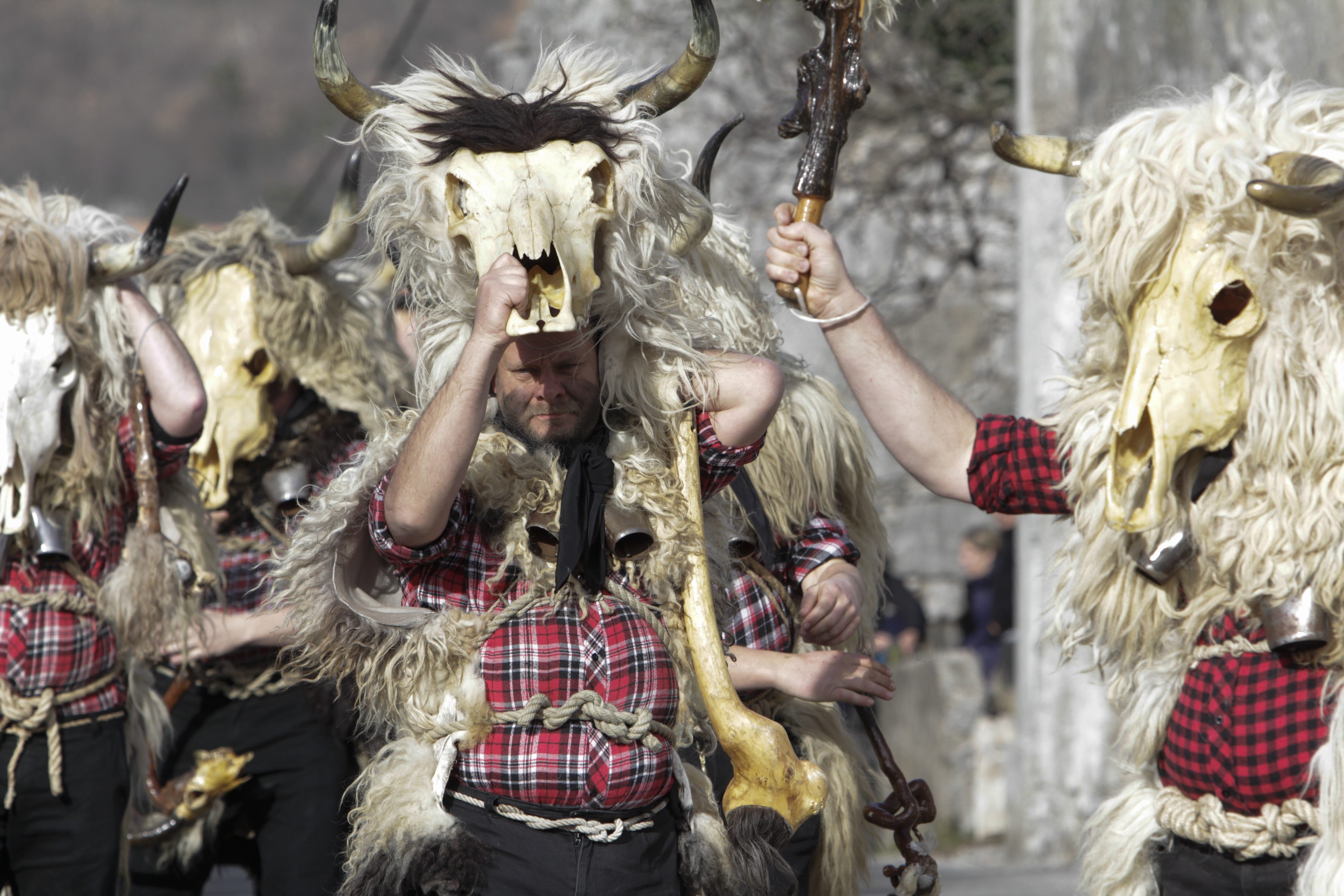 Rijeka - Grobnički dondolaši već 18-tu godinu za redom prvi kreću u ophodnju lokalnih mjesta oko Grobnika sa zadatkom da tjeraju zle duhove zime i dozovu proljeće