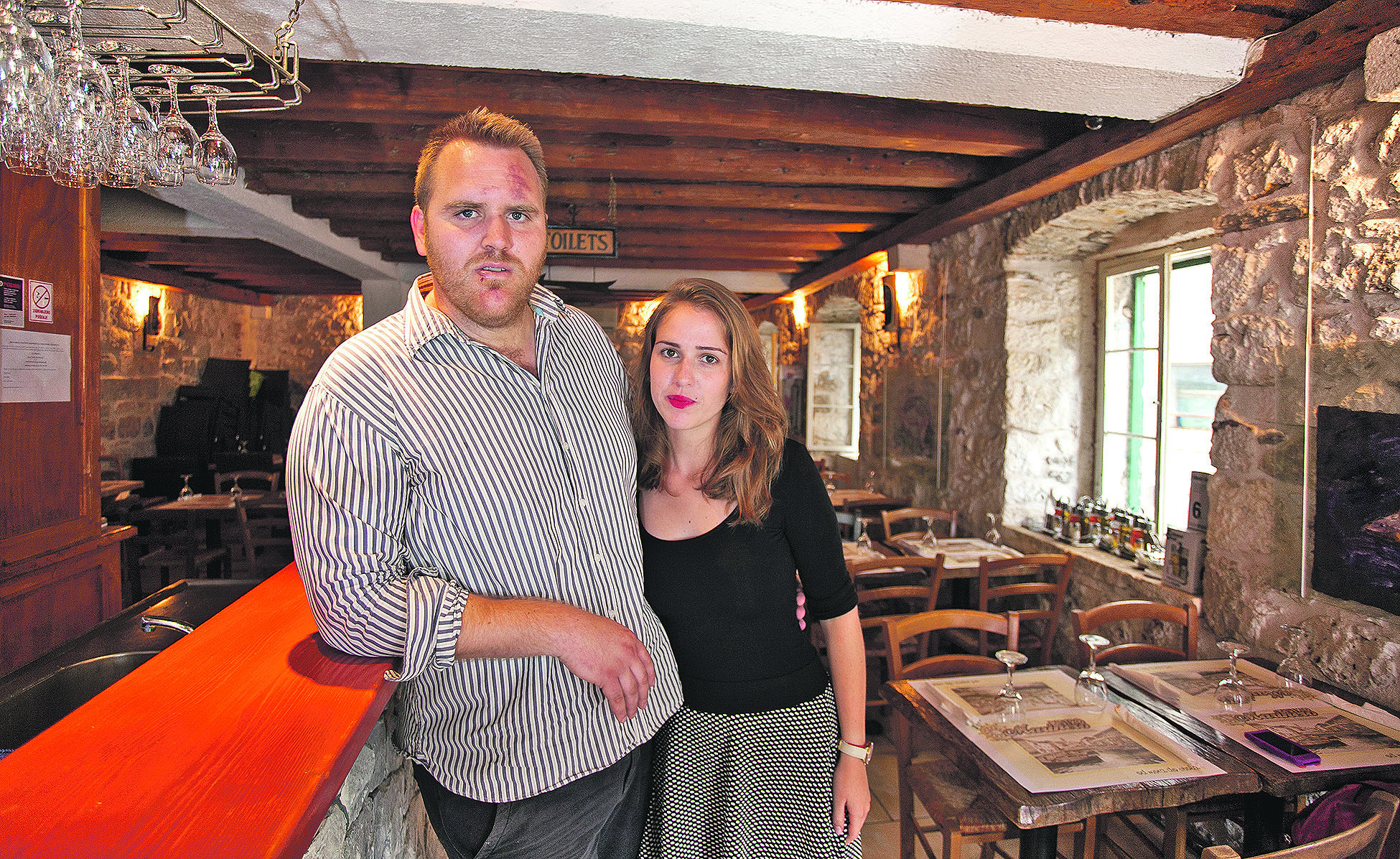 Frane Žuvela snimljen 2014. sa sestrom Antoniom u restoranu Marinero, nekoliko dana nakon što je bio žrtva napada za koji je optužen  vlasnik susjednog lokala