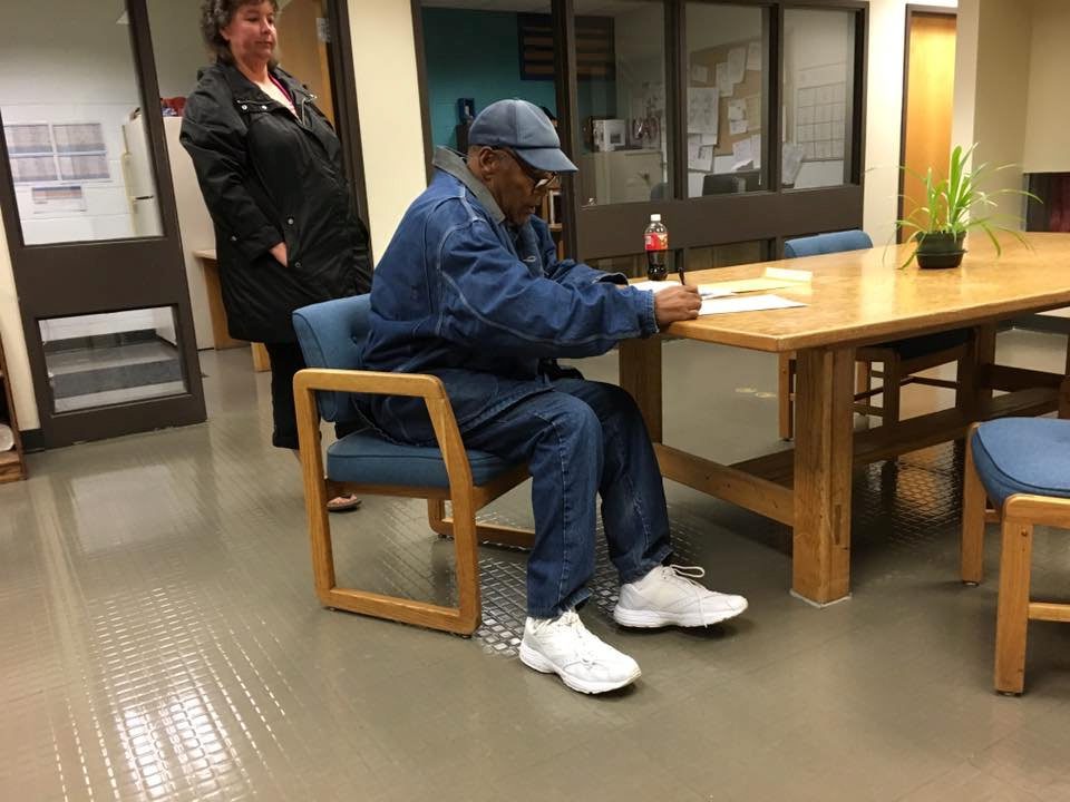 O.J. Simpson potpisuje papire za svoje uvjetni otpust iz zatvora u Lovelock Correctional Center u Nevadi