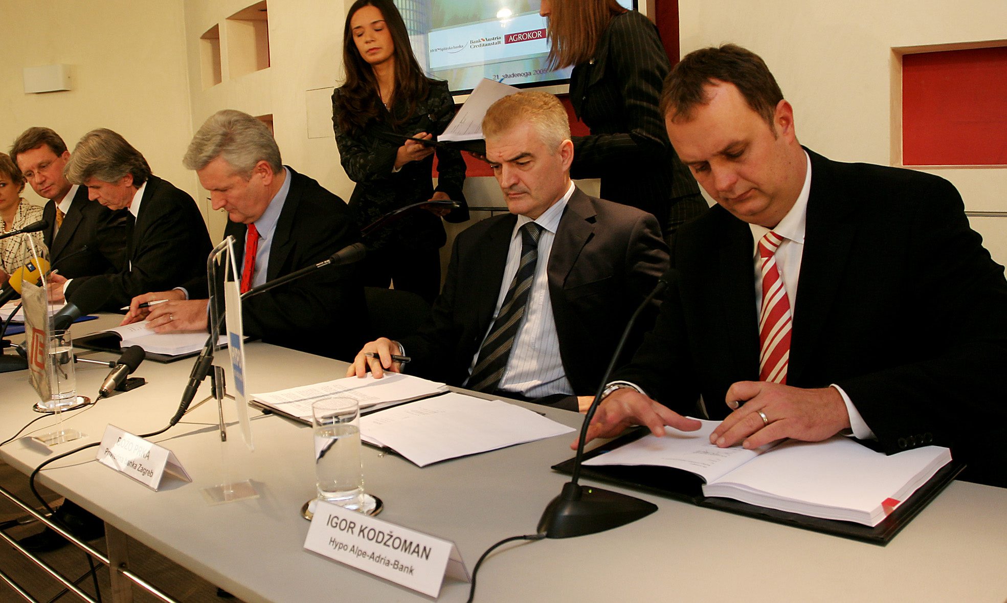 todoric_ugovor22111-desk