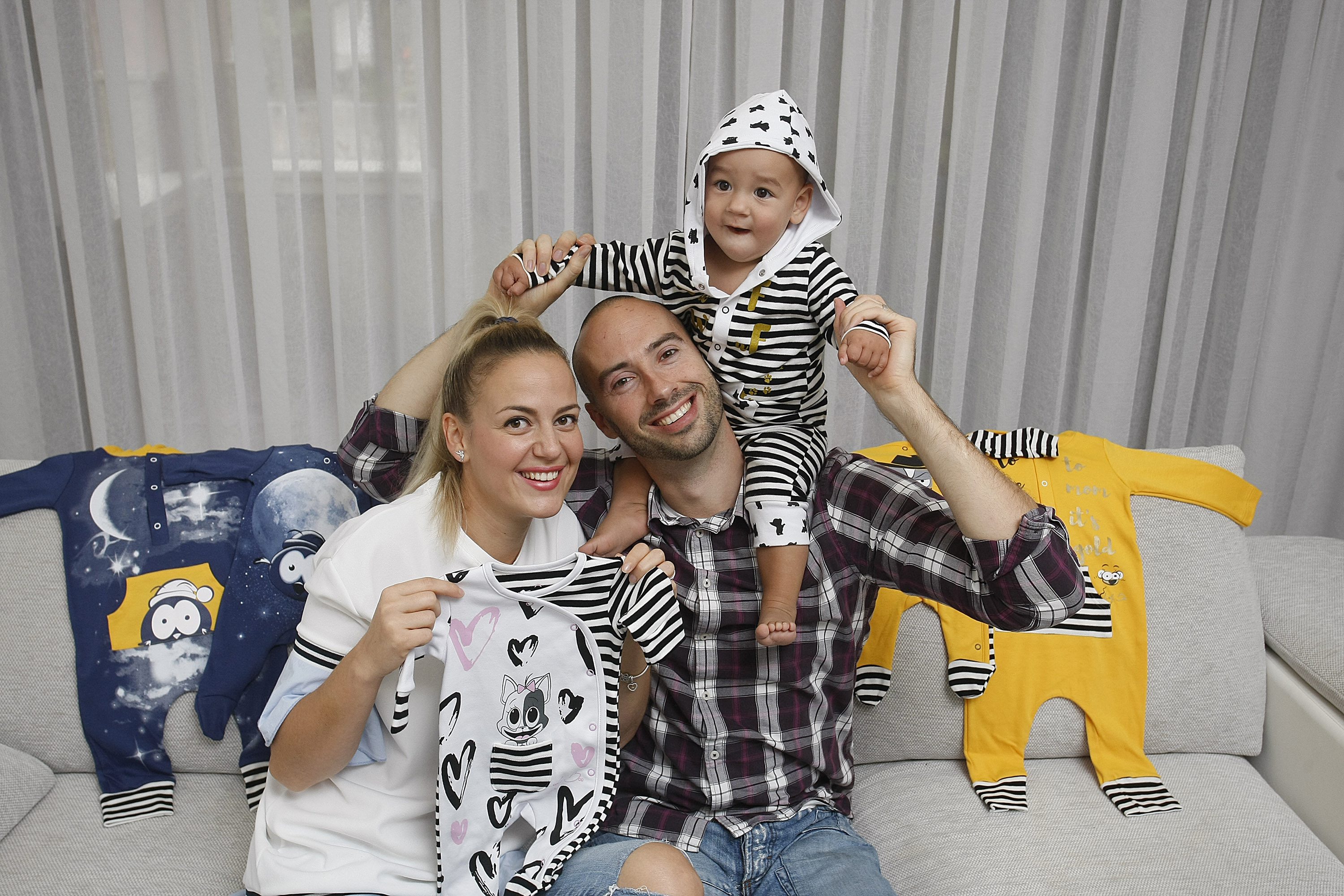 Vanja i Marko Tolić s djetetom