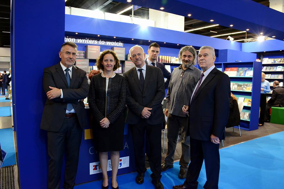 Ministrica kulture Nina Obuljen Koržinek ispred hrvatskog štanda na sajmu u Frankfurtu