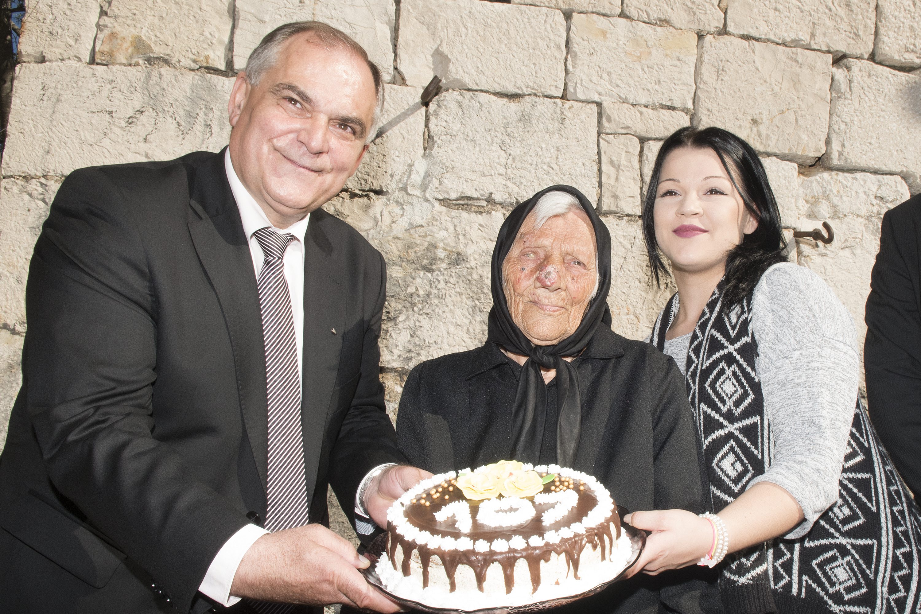 Na fotografiji: župan Blaženko Boban, baka Anđa Perić i njena praunučica Marija